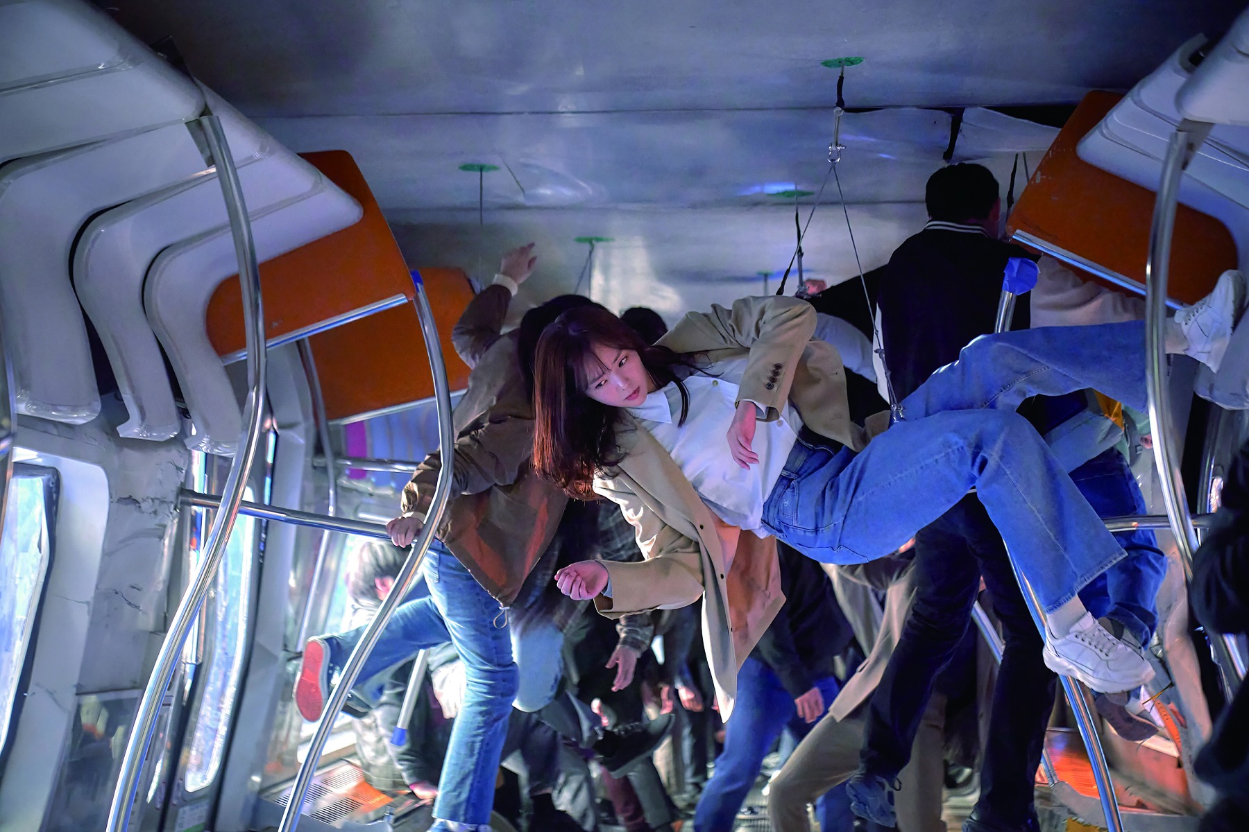 在地鐵車廂180度翻轉場景中，團隊設計可90度旋轉的萬向架，呈現列車脫軌、撞擊瞬間，圖為蔡秀彬。（采昌提供）