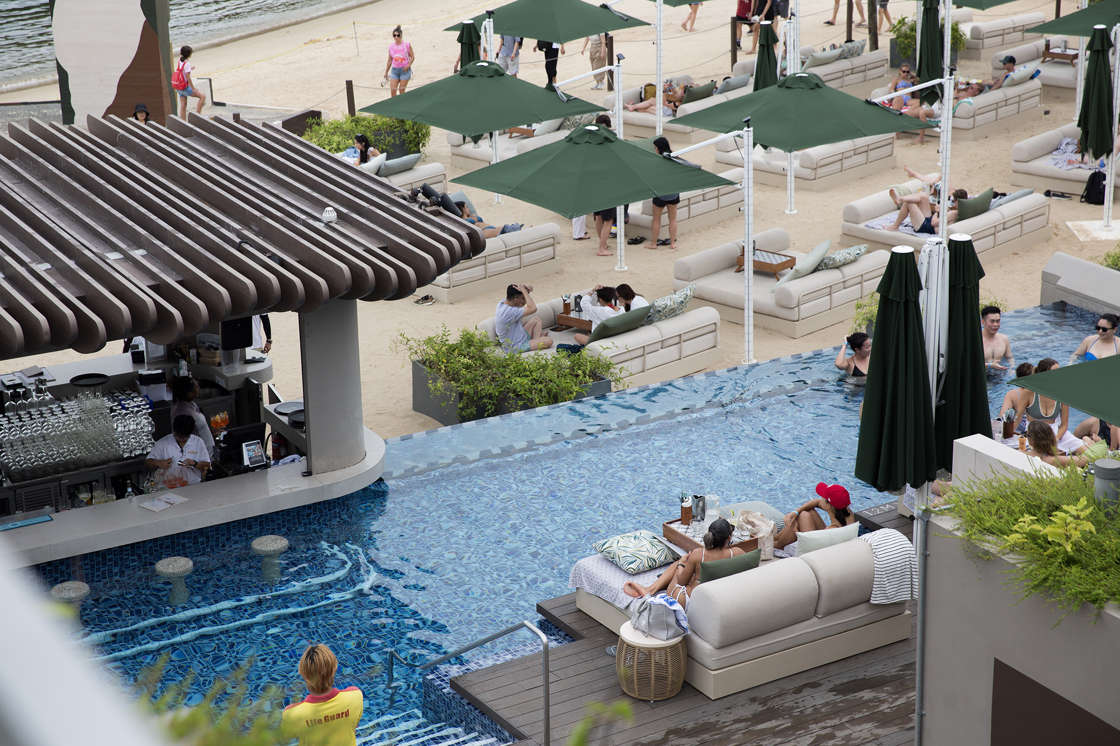 來到新加坡除了摩天輪、濱海灣花園、金沙觀景台等知名地標，現在聖淘沙也推出許多最潮最炫的新景點。