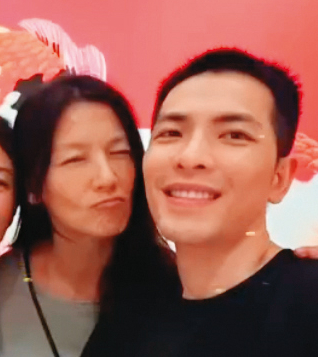 林熙蕾（左）與女兒的乾爹蕭敬騰（右）合照…欸林熙蕾妳在哪？（揉眼睛）（翻攝自林熙蕾IG）