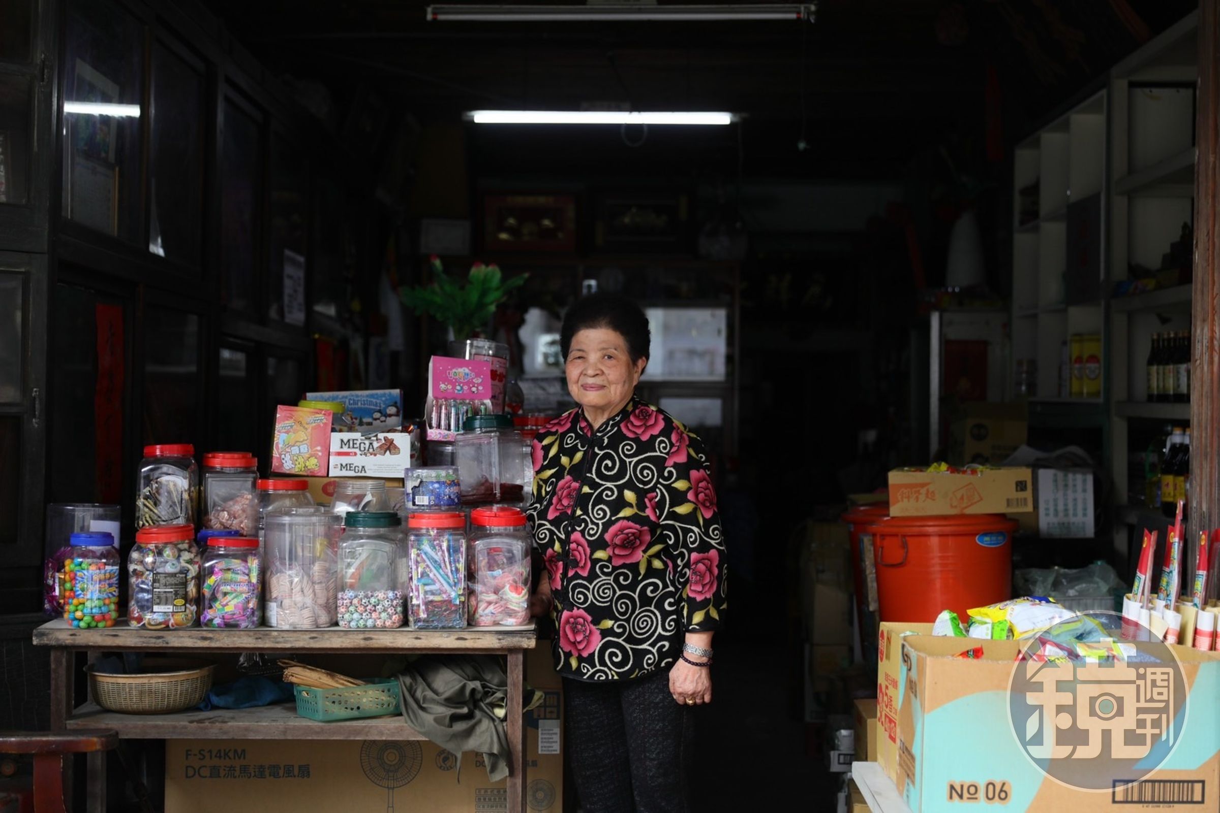 富岡老街上的「裕福商店」原先是做花布生意，後來轉型為柑仔店，也因店主黃羅菊妹而被稱為黃媽媽雜貨店。