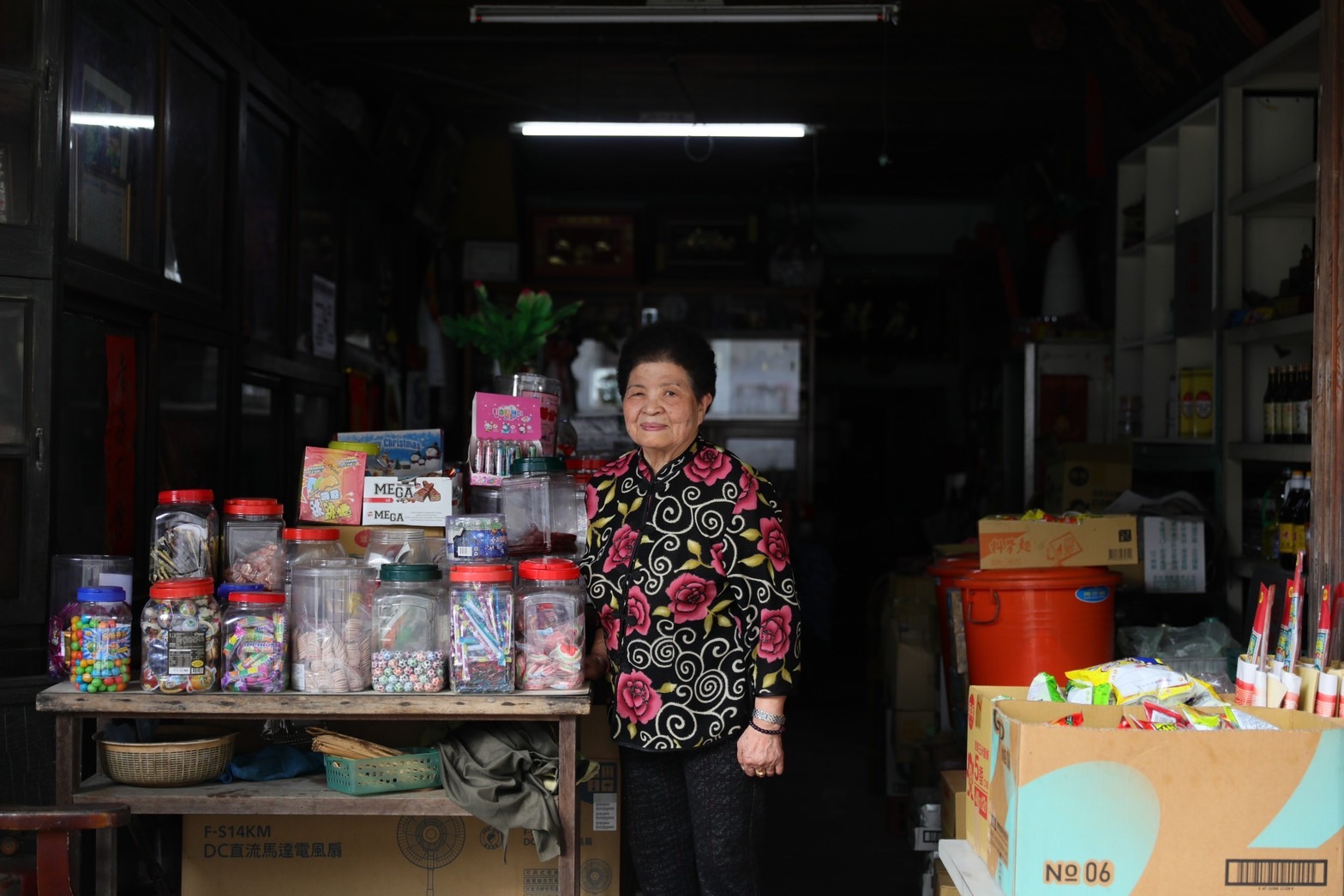 富岡老街上的「裕福商店」原先是做花布生意，後來轉型為柑仔店，也因店主黃羅菊妹而被稱為黃媽媽雜貨店。