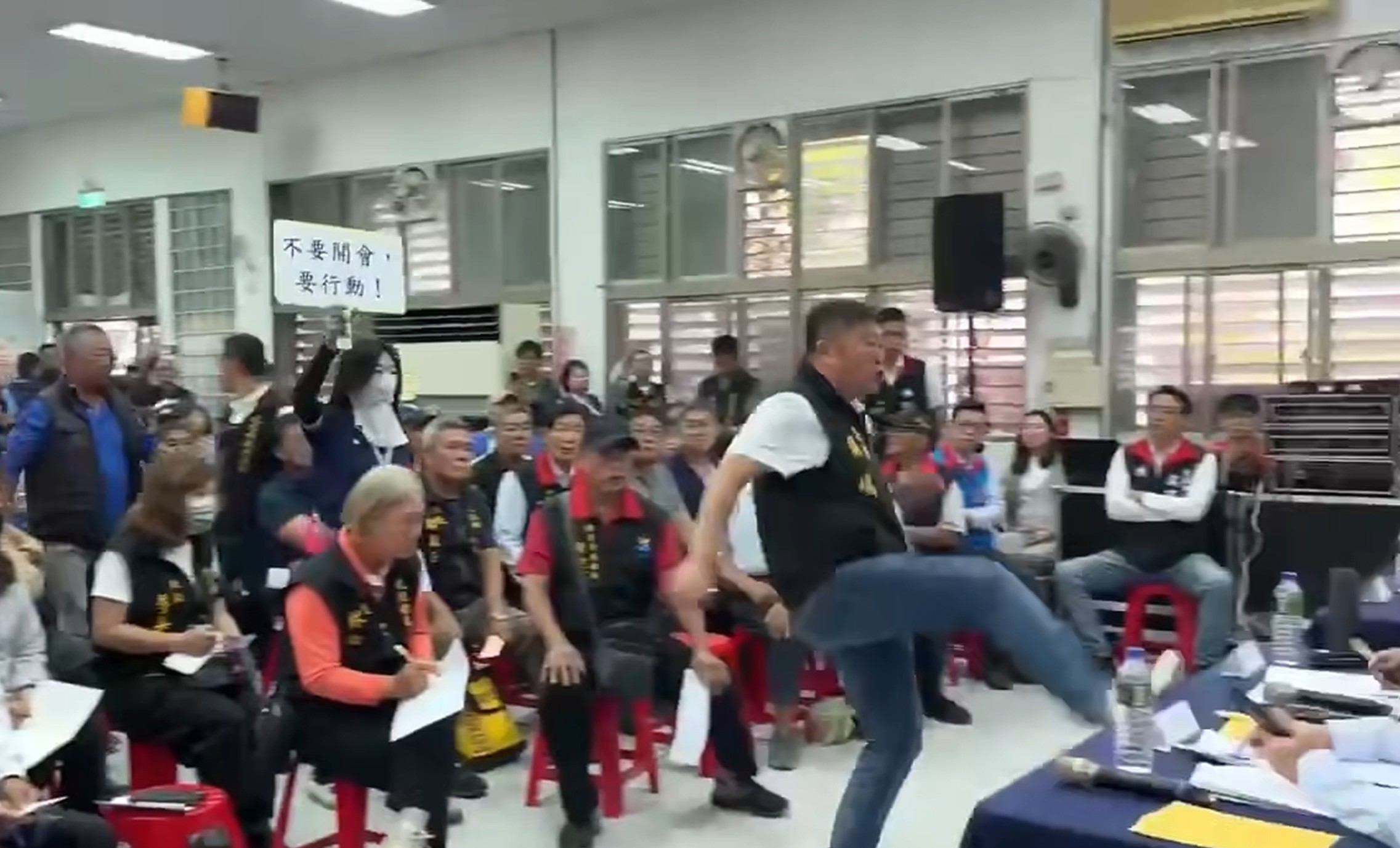 張峻踹桌抗議傅崐萁，強調自己會繼續為光復發聲。（翻攝臉書「貓與邪佞的手指」）