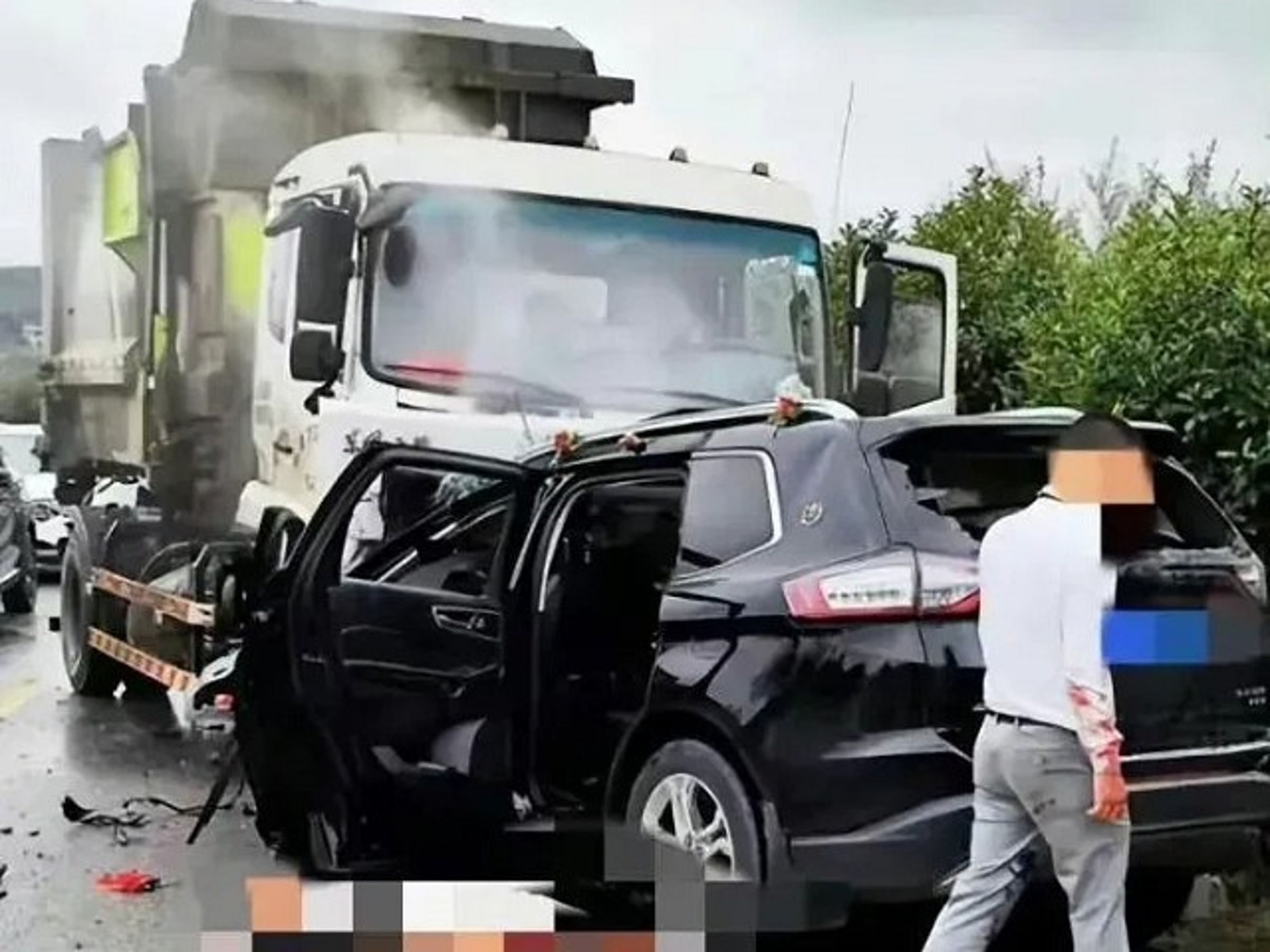 喜事變喪事!迎親車想超車卻撞垃圾車,新娘新郎伴娘「6屍7命」全慘死。(翻自微博)