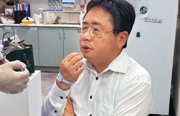 矢板明夫被毆後,即被送醫診治。(本刊資料室)