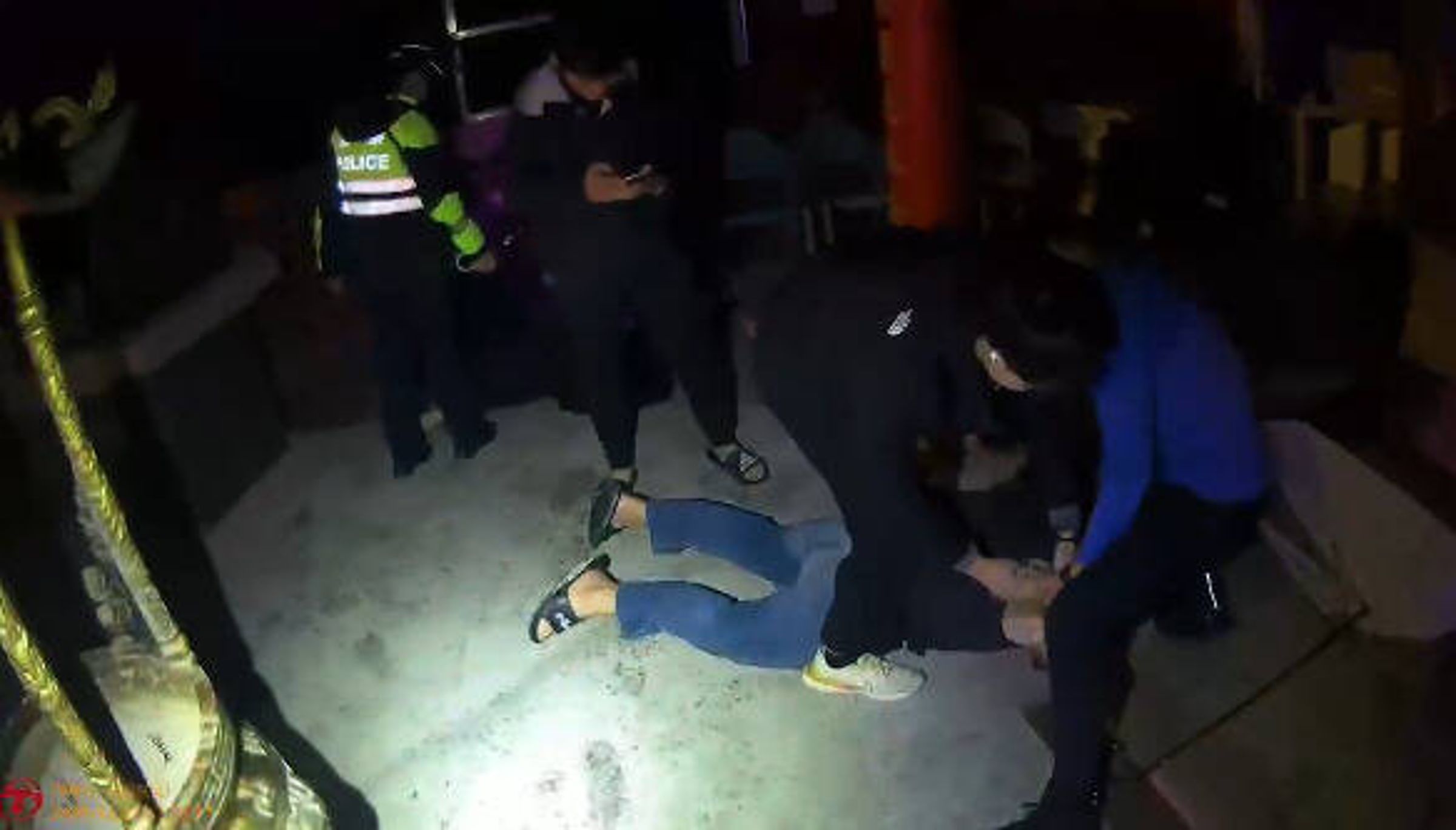 前彰化縣議員洪柏葳淪為車手,被警方逮捕,壓制在地。(警方提供)