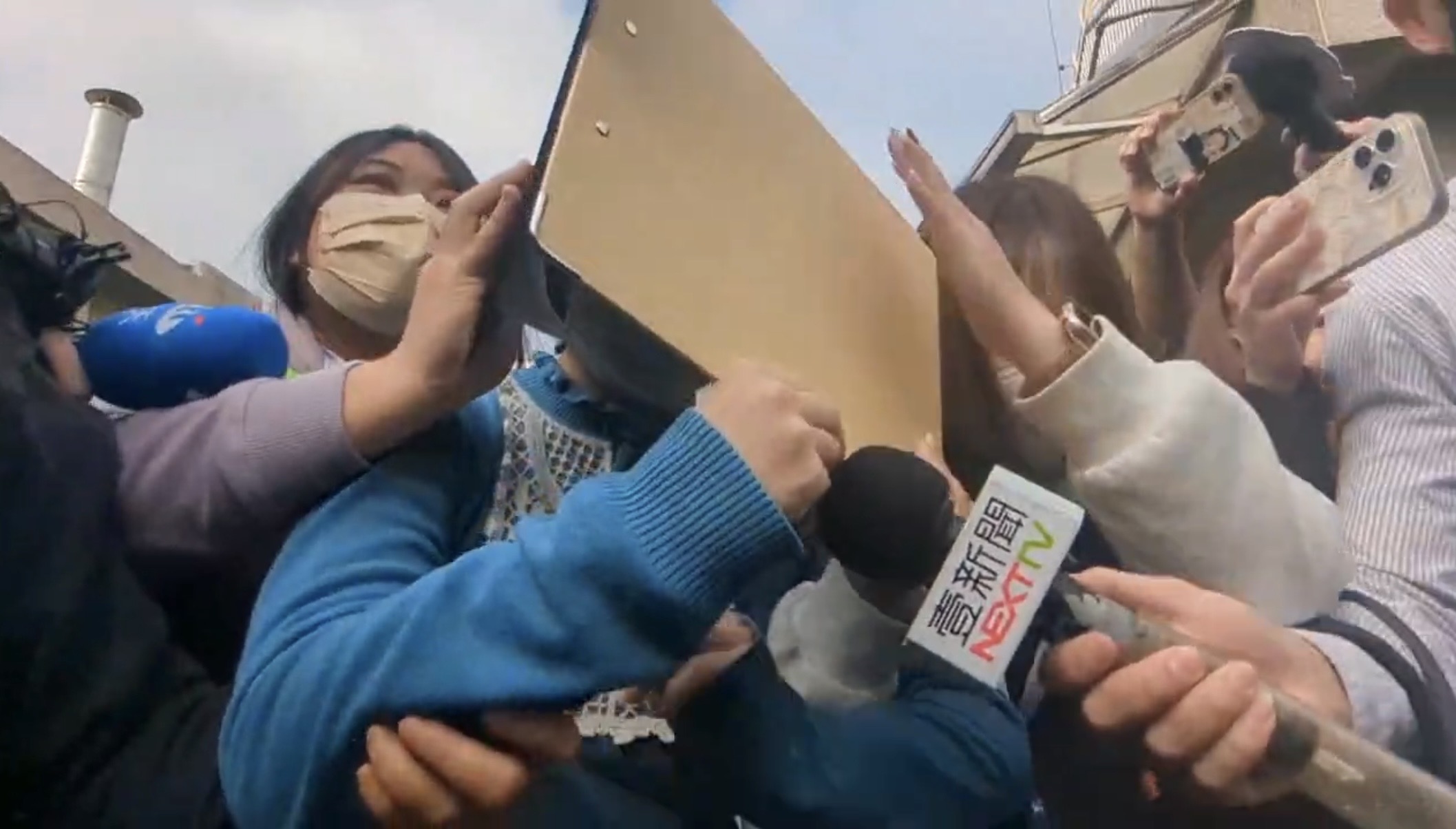 在氣爆案中傷亡的澳門親屬今日下午抵達台中殯儀館，被媒體包圍。（讀者提供）