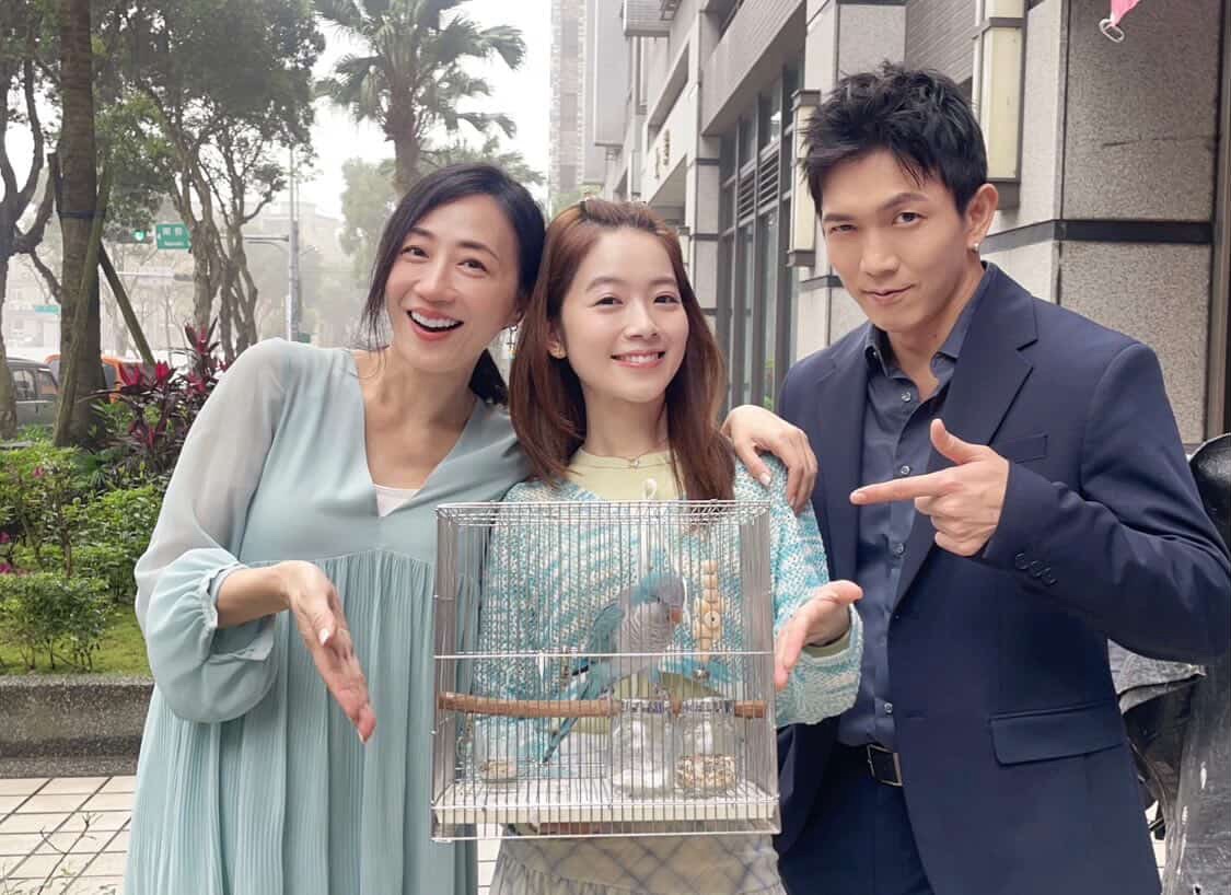 潘奕如的愛鳥程雅晨和黃尚禾合影。（民視提供）