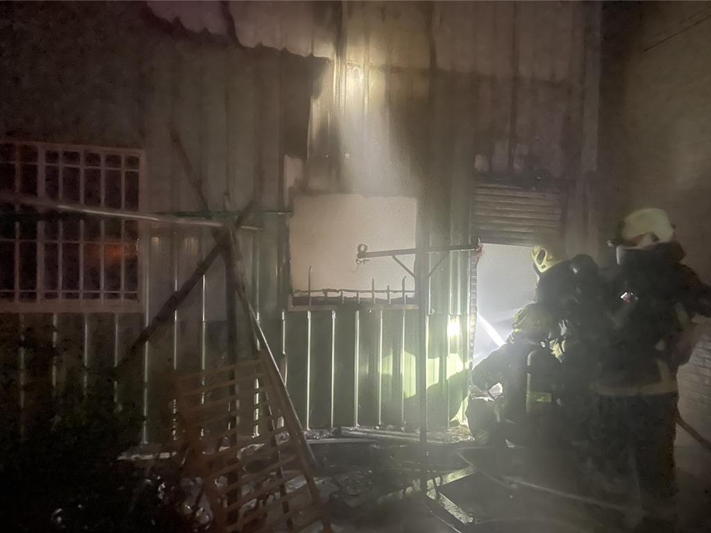 高雄市大社區民生路今（2）日清晨發生一起住宅火警，一處鐵皮屋不明原因起火，造成一對年約20多歲的男女受困屋內。（高雄市消防局提供）