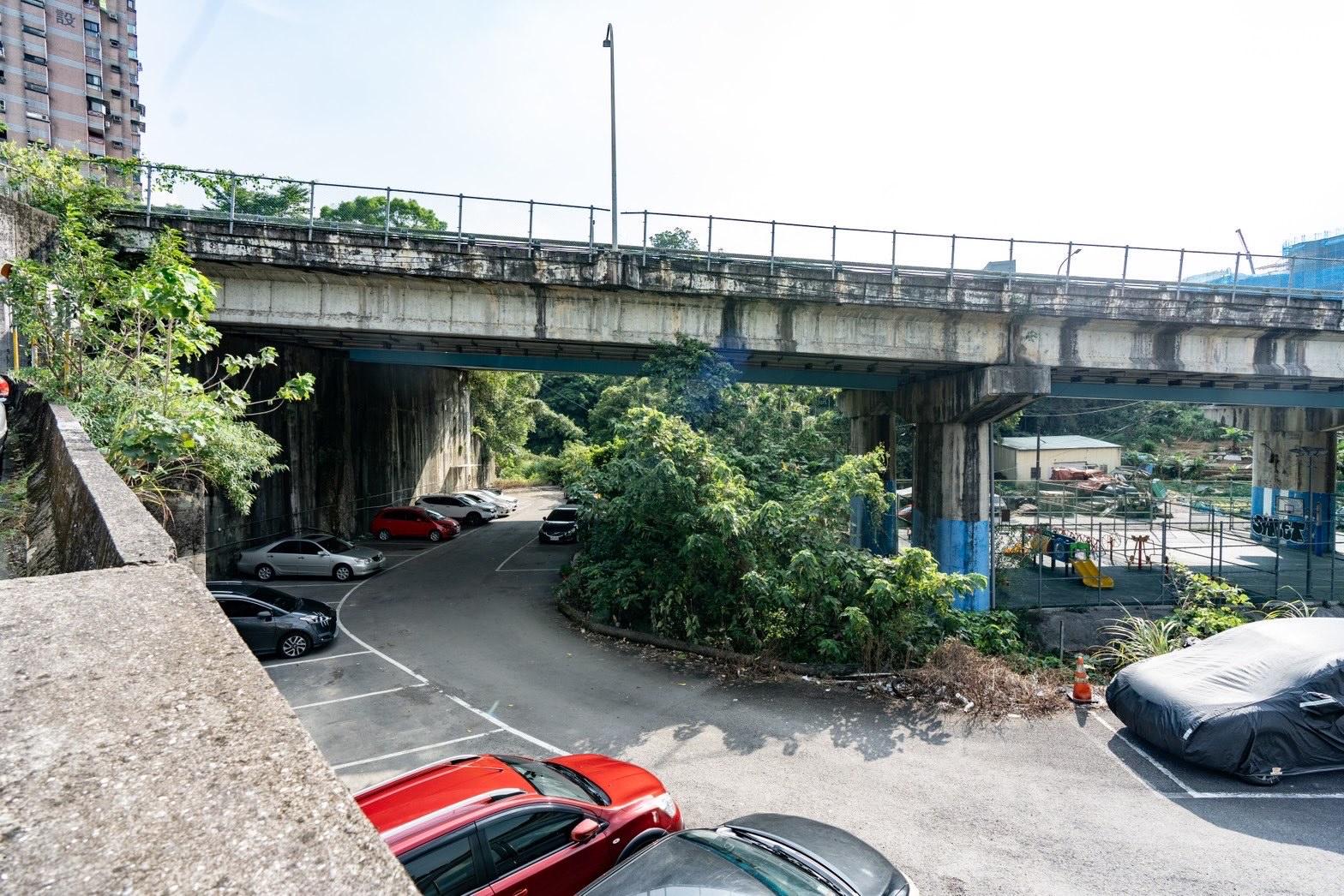 洪申翰今與綠營民代到廖先翔父子涉嫌侵占國有地經營的停車場，質疑其不法獲利超過5,000萬。（洪申翰辦公室提供）