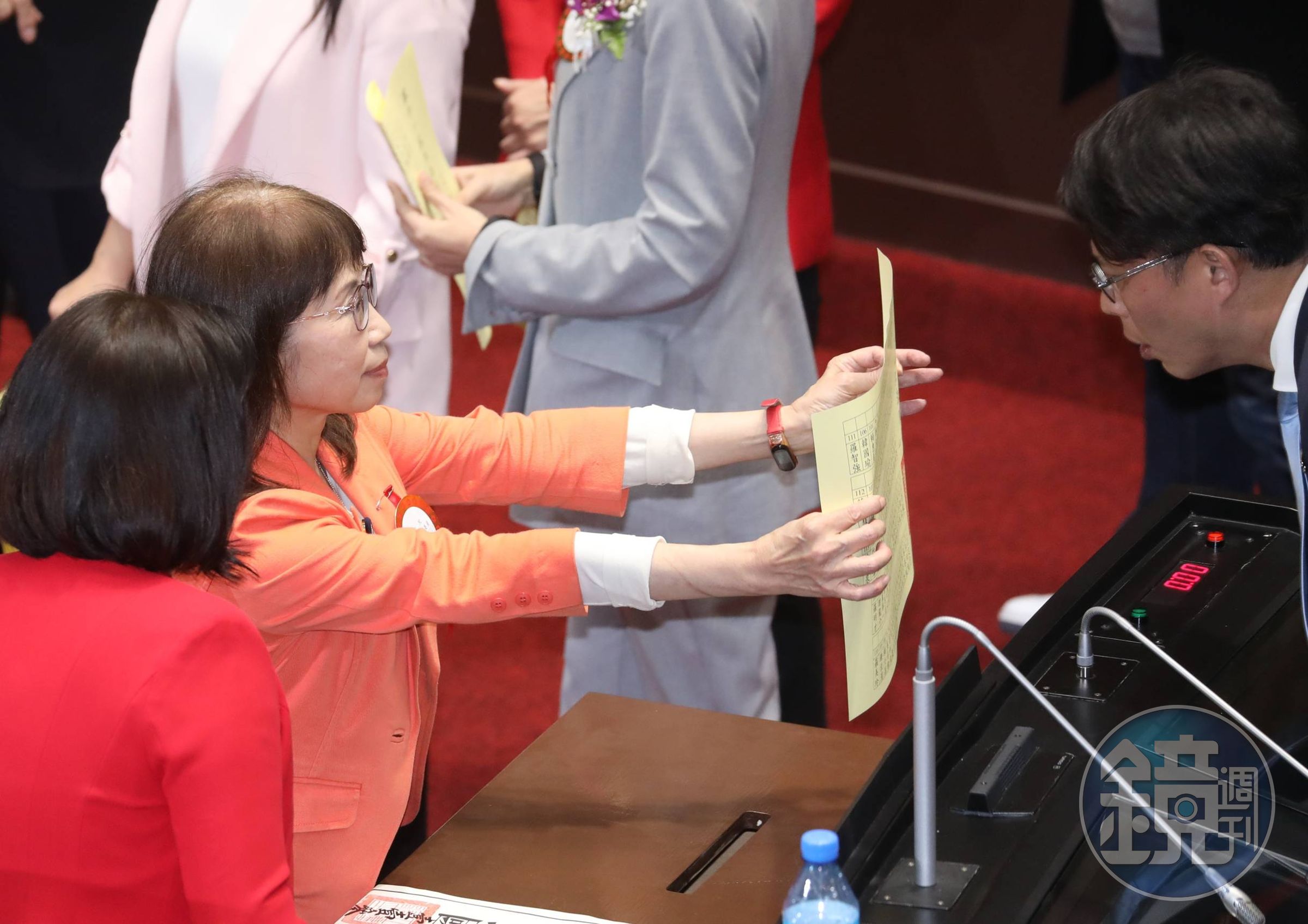 民眾黨立委陳昭姿上午在進行立法院長投票時，發生弄髒選票成廢票的狀況，下午投票時，特別給同黨立委黃國昌看票。