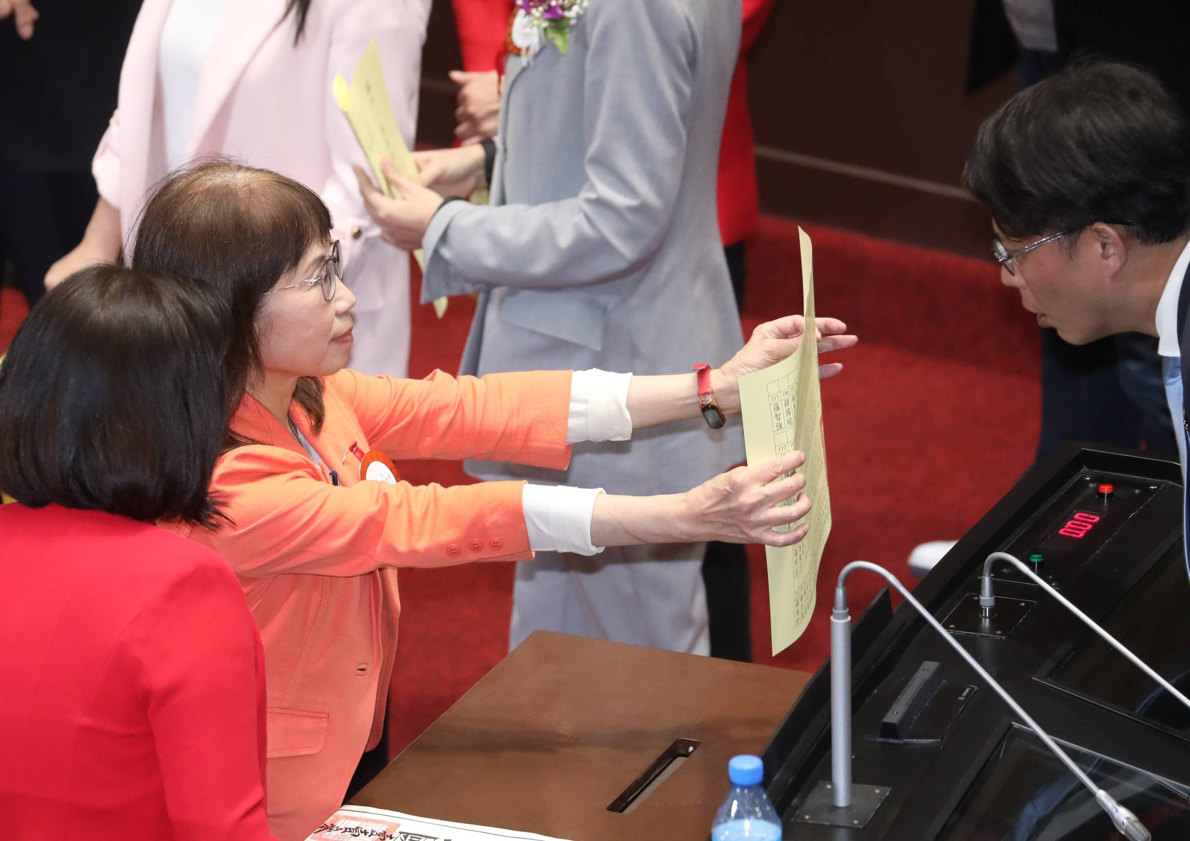 民眾黨立委陳昭姿上午在進行立法院長投票時，發生弄髒選票成廢票的狀況，下午投票時，特別給同黨立委黃國昌看票。