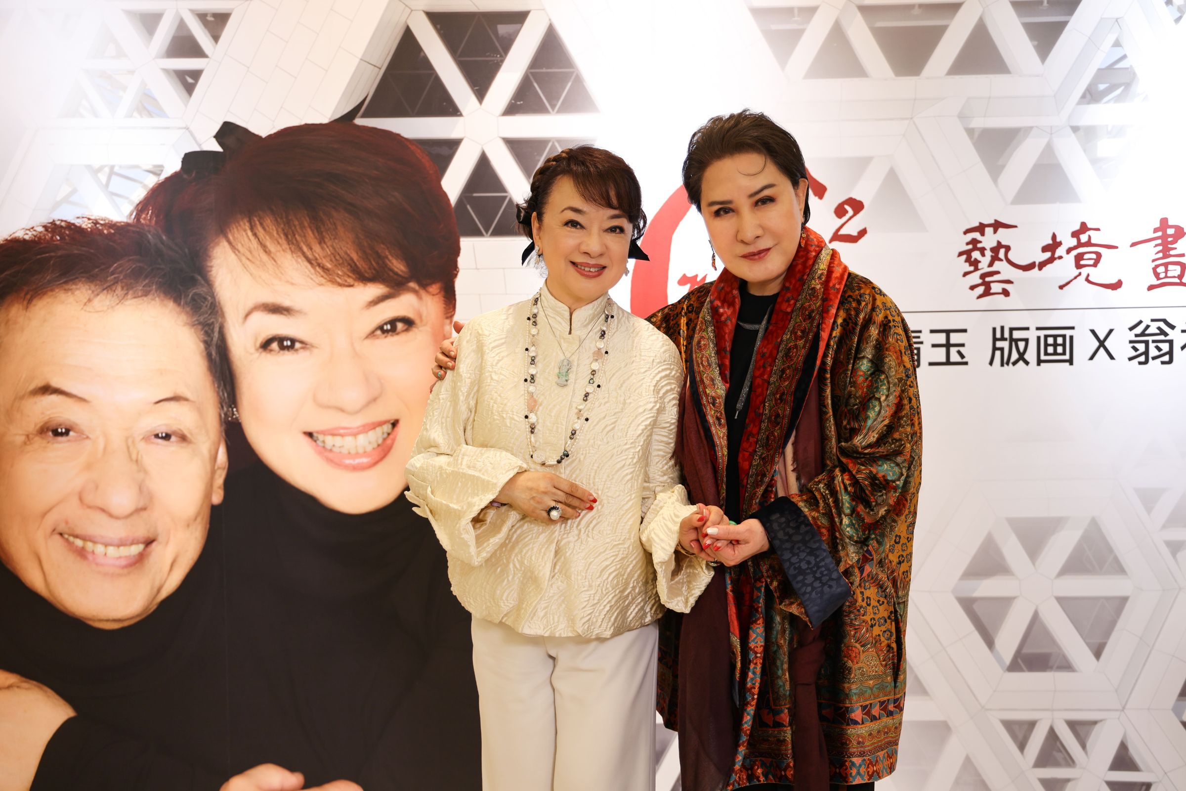 翁倩玉(左)40多年前曾與楊麗花(右）一起演出黃梅調電影《新西廂記》。（公視提供）