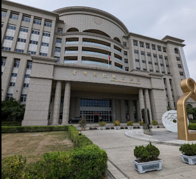 彰化一名王姓男子至住家附近一處住宅的晾衣場偷走一件女性內褲,接著在一旁角落自慰,還將精液射在內褲上,被害人報警後,彰化地院判處他拘役20日。(翻攝畫面)