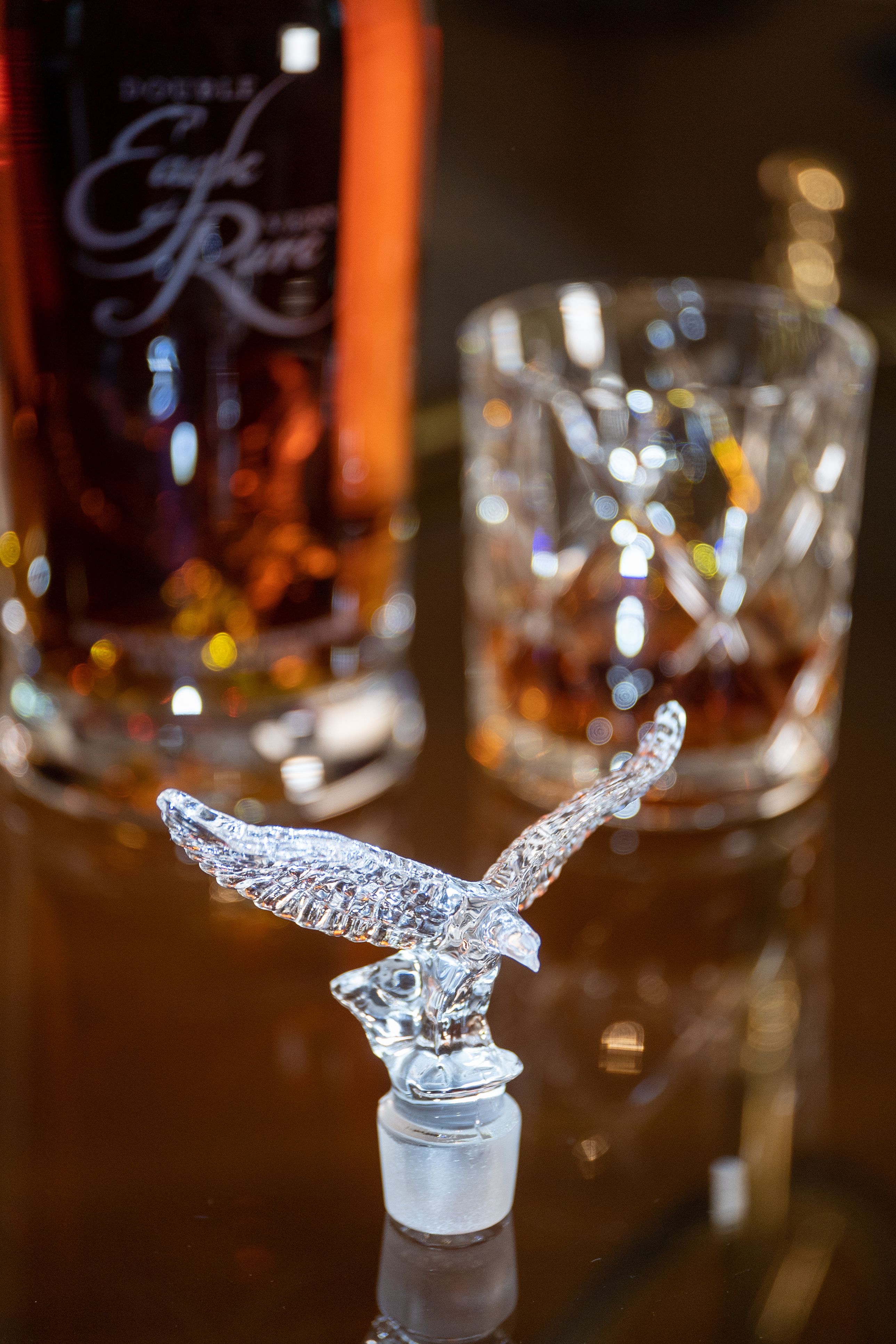Double Eagle Very Rare 20年美國波本威士忌的瓶蓋設計極盡奢華，水晶飛鷹瓶蓋與瓶身內部的一隻水晶老鷹形成「雙鷹」呼應。（邦瀚斯提供）