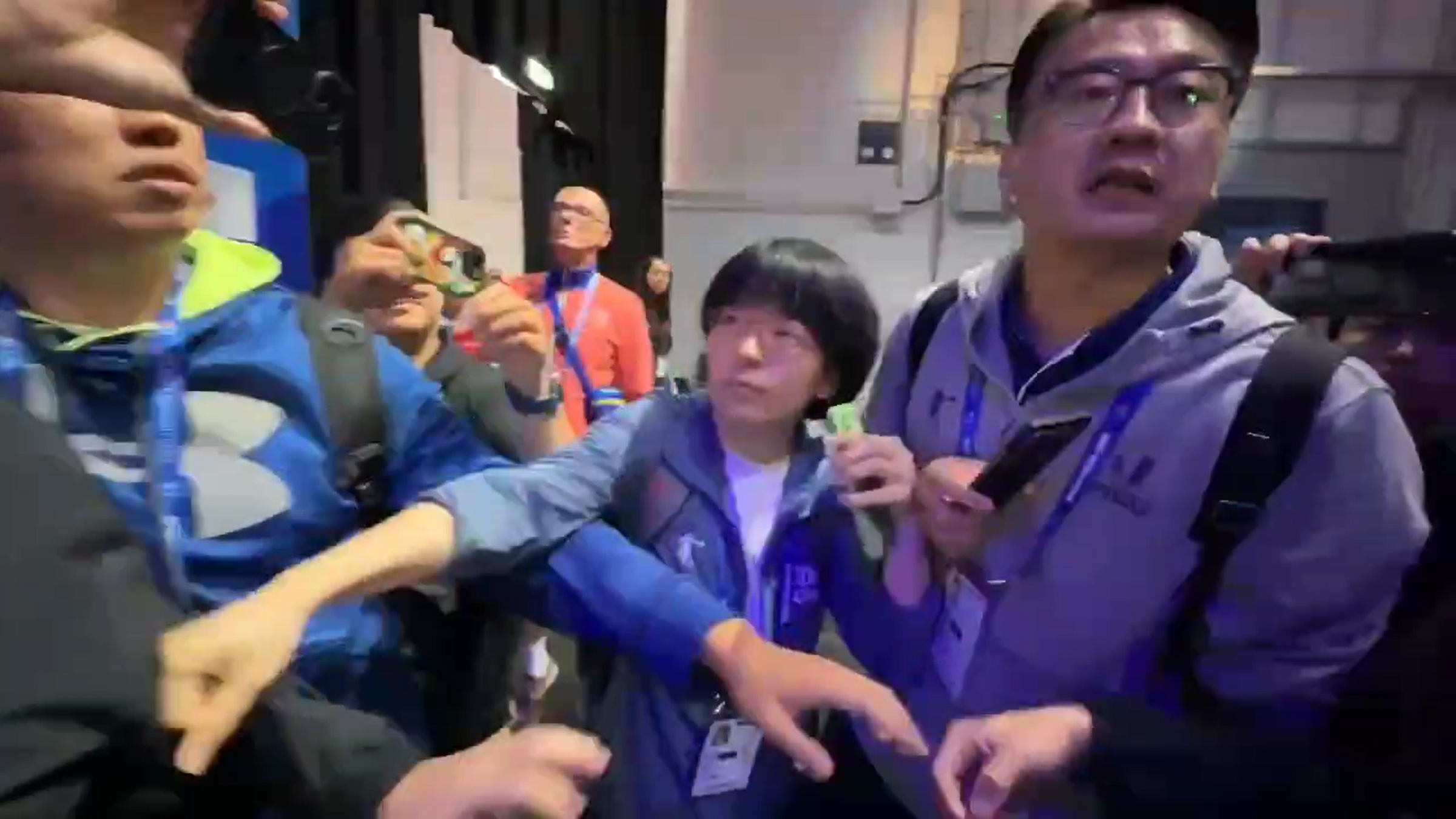 中國隊派出1男1女,企圖阻撓台灣隊的賀電,被在場的記者與體育署人員阻止。(讀者提供)