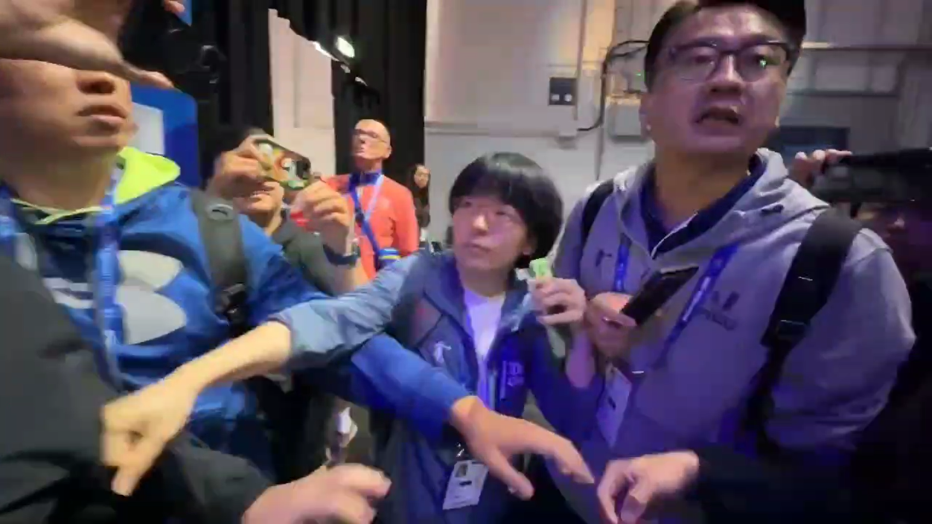 中國隊派出1男1女，企圖阻撓台灣隊的賀電，被在場的記者與體育署人員阻止。（讀者提供）