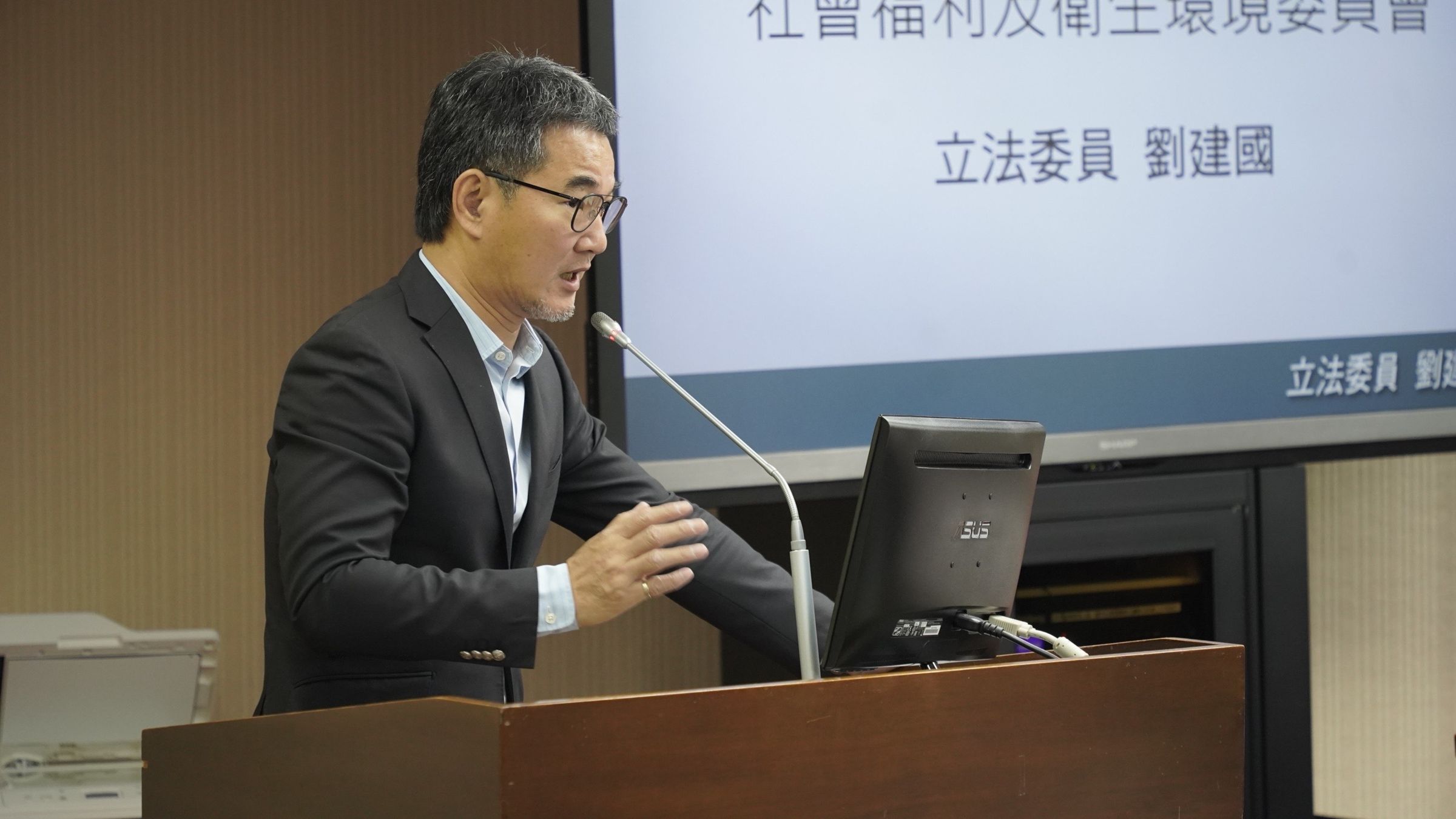 立委劉建國今在立院針對國內醫療體系接連爆發的重大問題進行質詢。(劉建國辦公室提供)