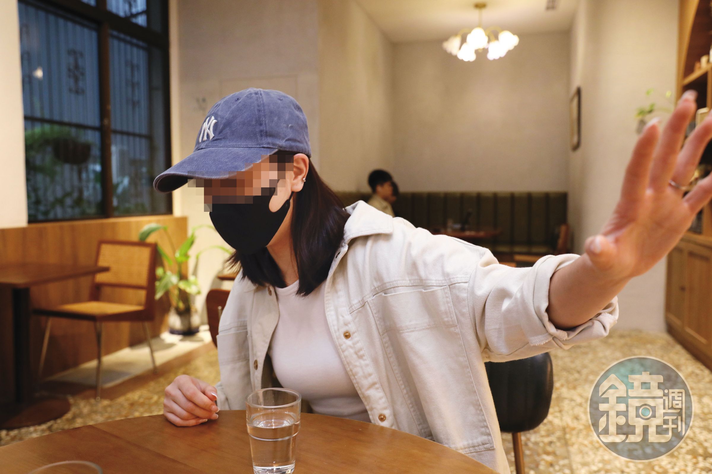 D小姐為人母之前，為了升遷考績從不請假。她形容進入長榮，就像簽了賣身契。