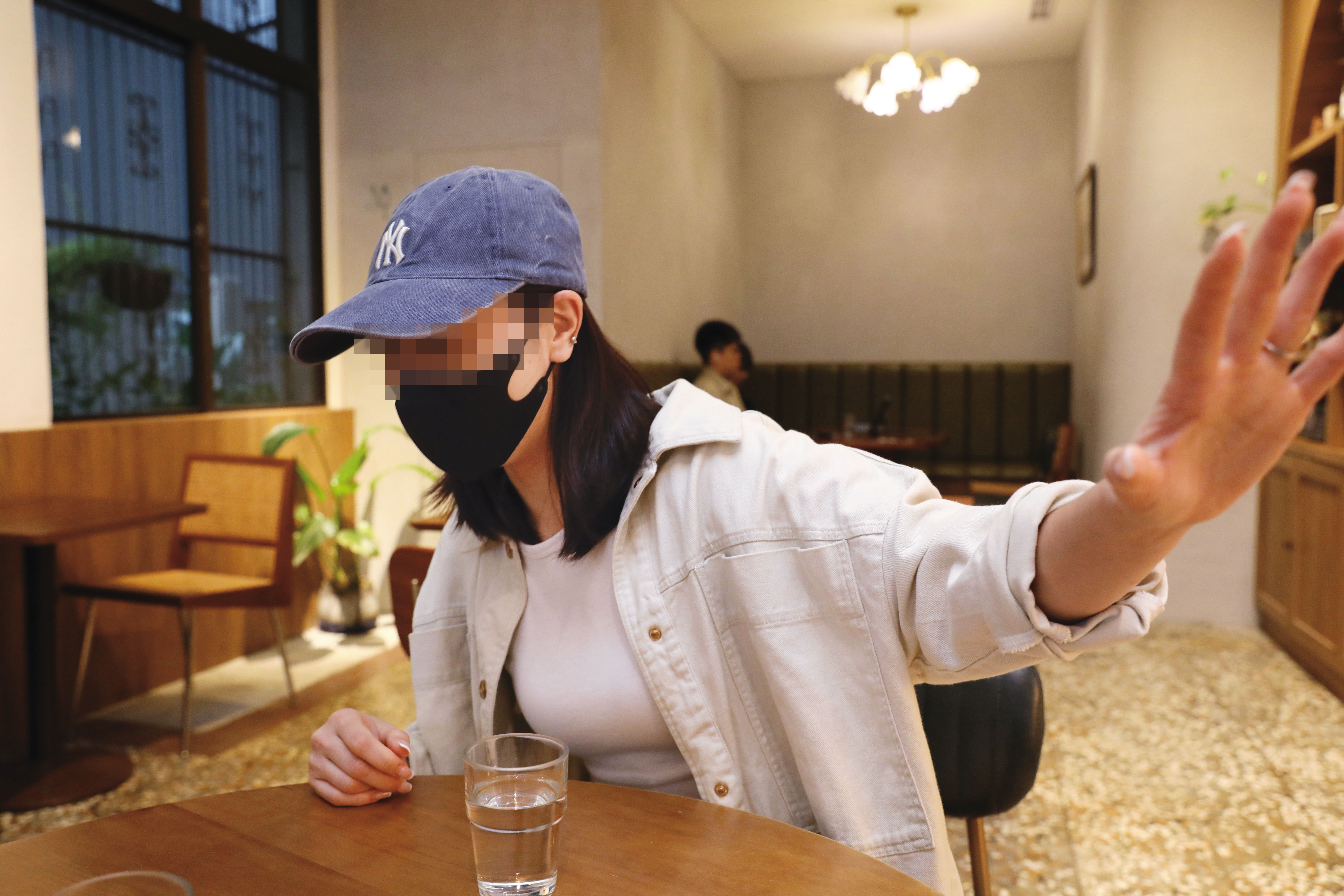 D小姐為人母之前，為了升遷考績從不請假。她形容進入長榮，就像簽了賣身契。