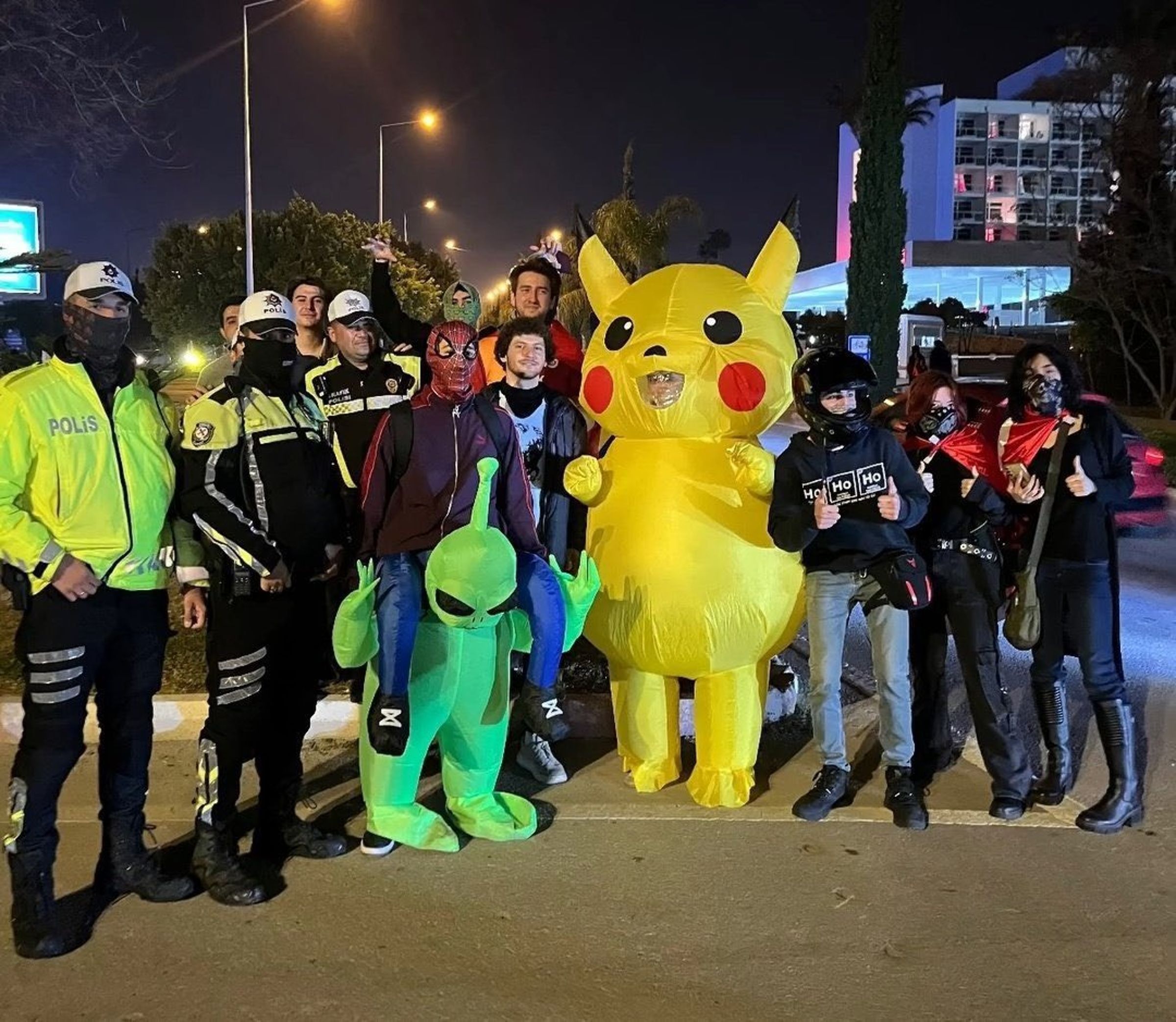 超越警民衝突,大家都來跟皮卡丘合影(翻自X平台)