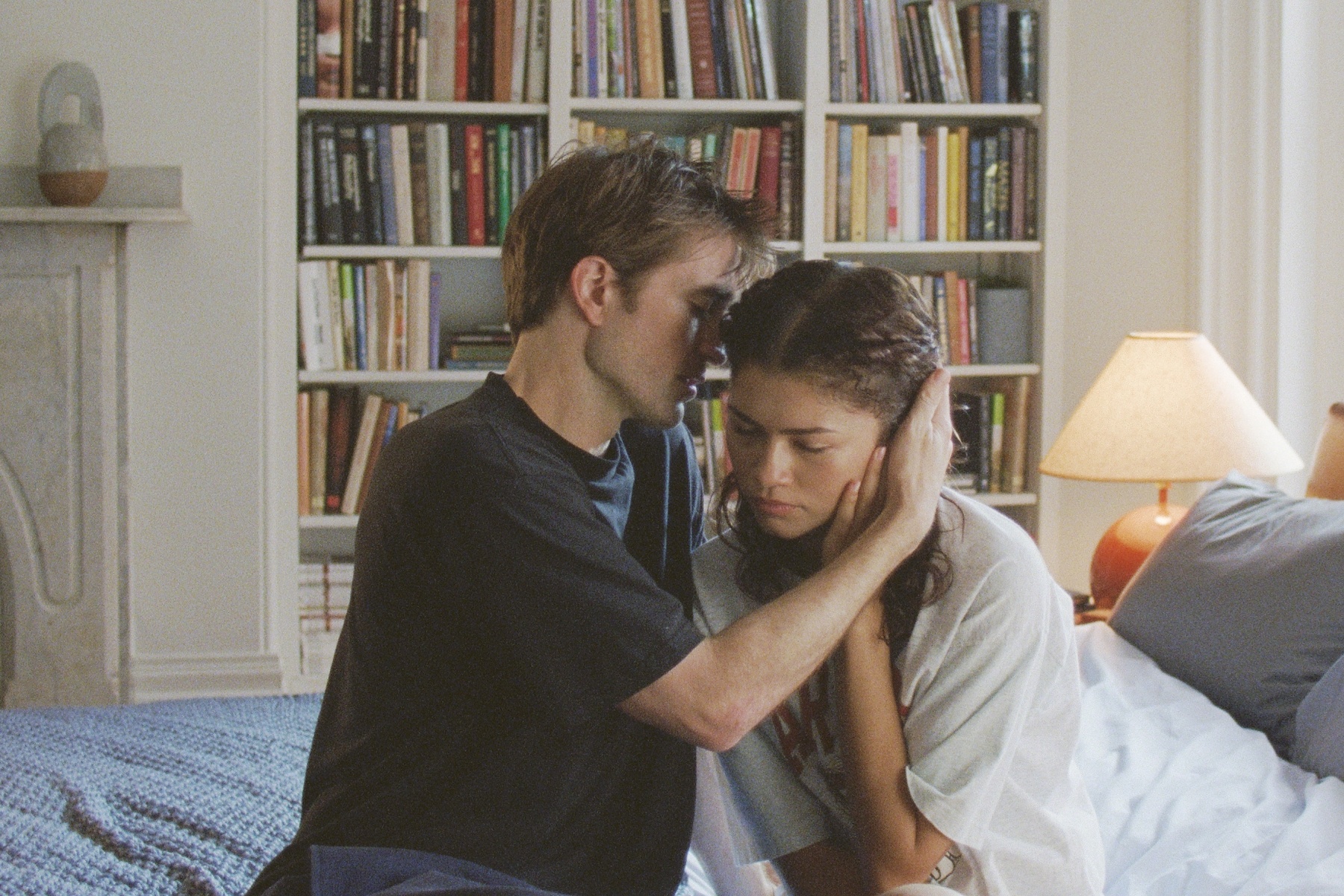 愛情喜劇《抓馬戀人》由千黛亞（右）與羅伯派汀森（左）主演。（采昌國際多媒體提供）