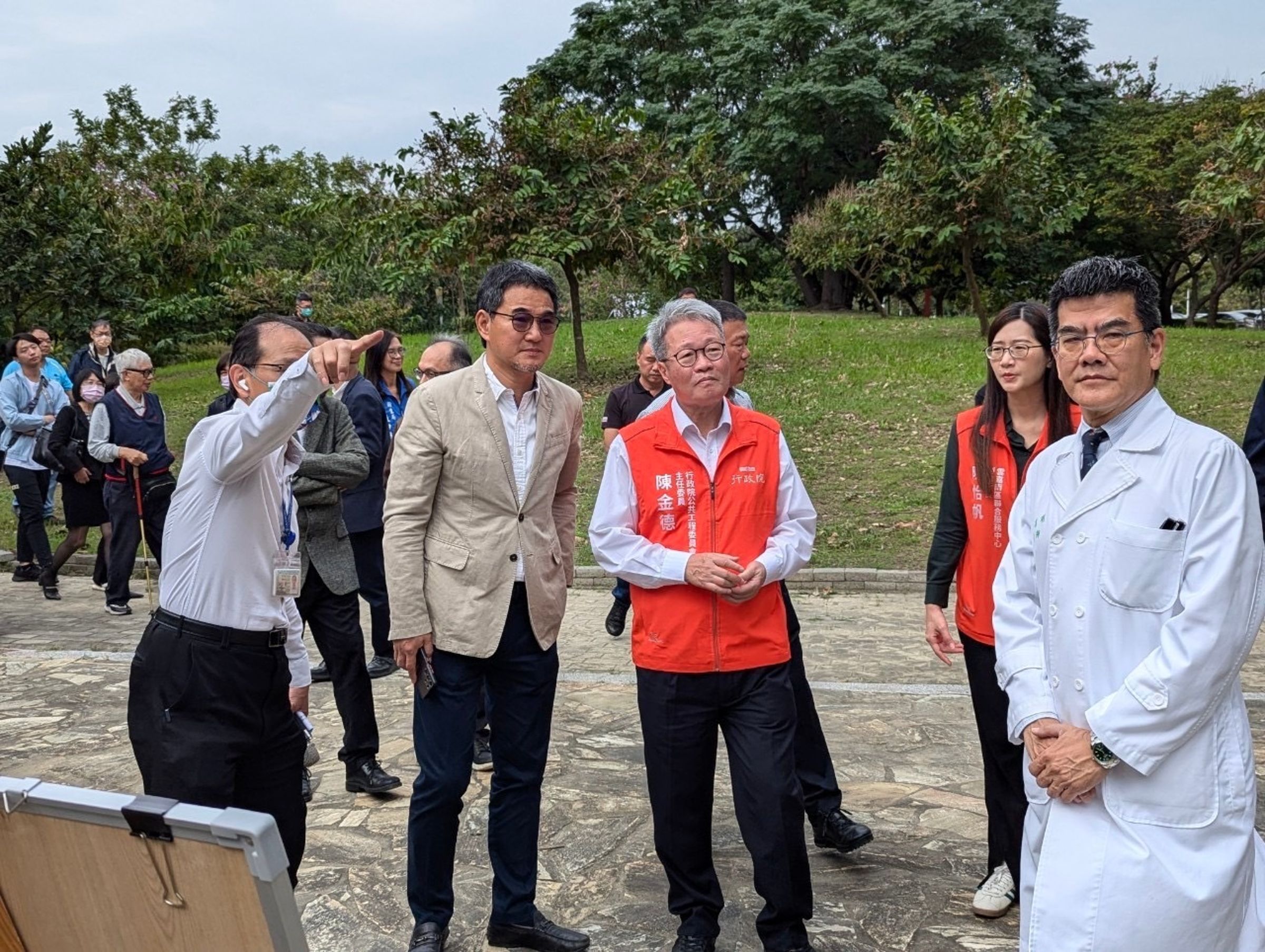 公共工程委員會主委陳金德,在立委劉建國邀請下,到台大虎尾院區,針對「第二期醫療大樓擴建計畫」進行現地勘查。(讀者提供)