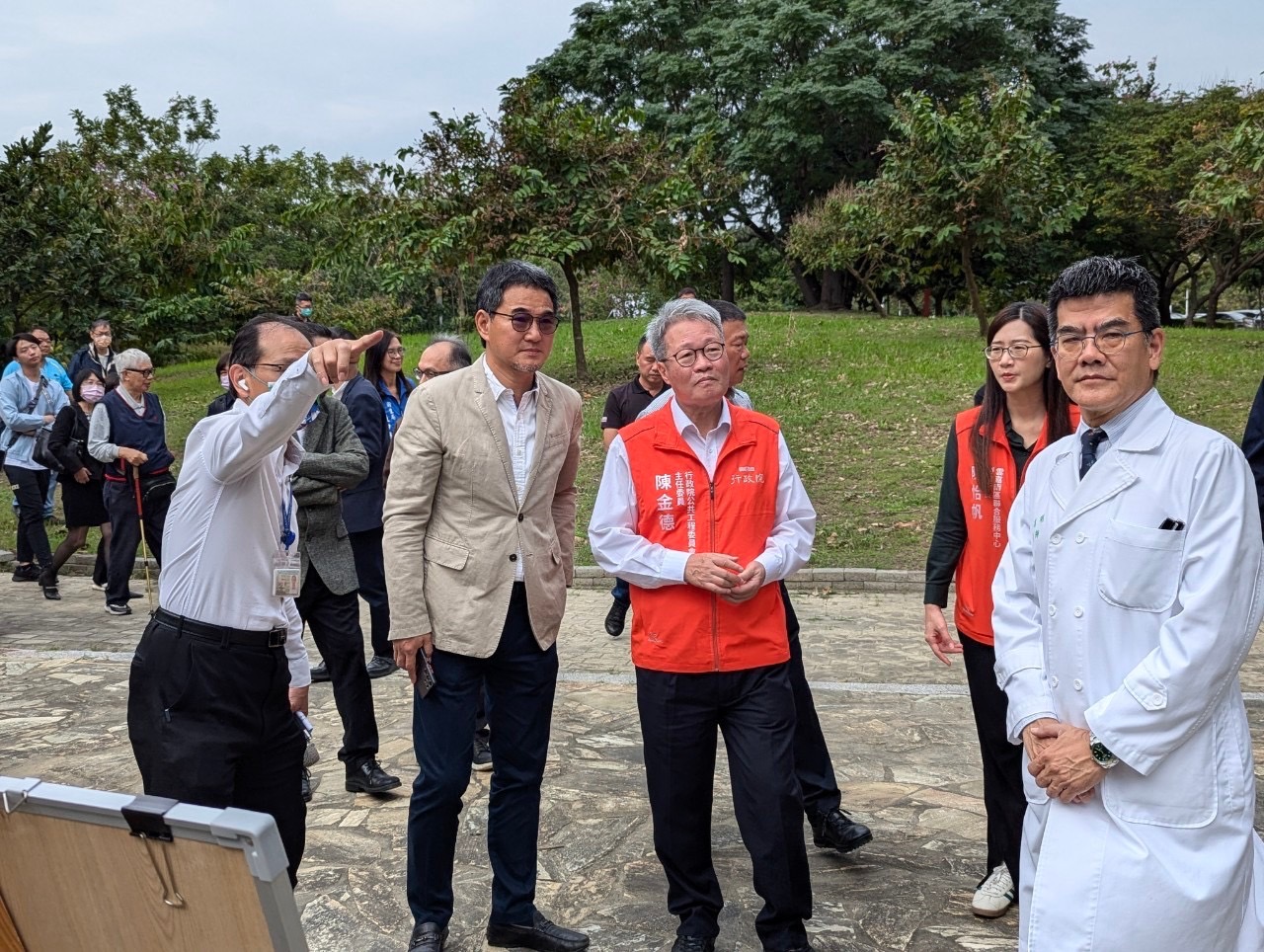 公共工程委員會主委陳金德，在立委劉建國邀請下，到台大虎尾院區，針對「第二期醫療大樓擴建計畫」進行現地勘查。（讀者提供）
