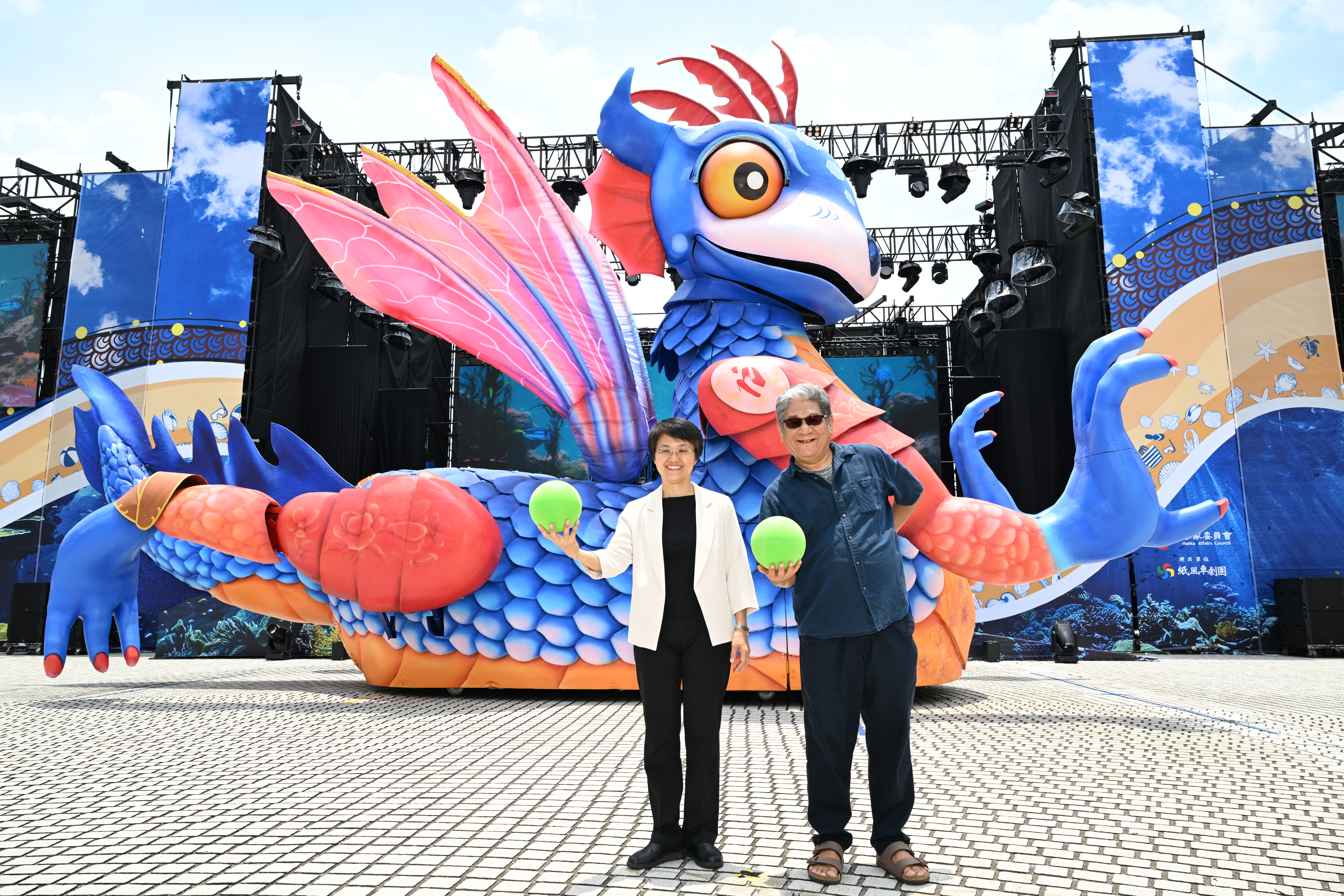 客家委員會主委古秀妃（左）與紙風車劇團創辦人李永豐（右）合影，攜手推出年末必看的親子劇《燈怪》。