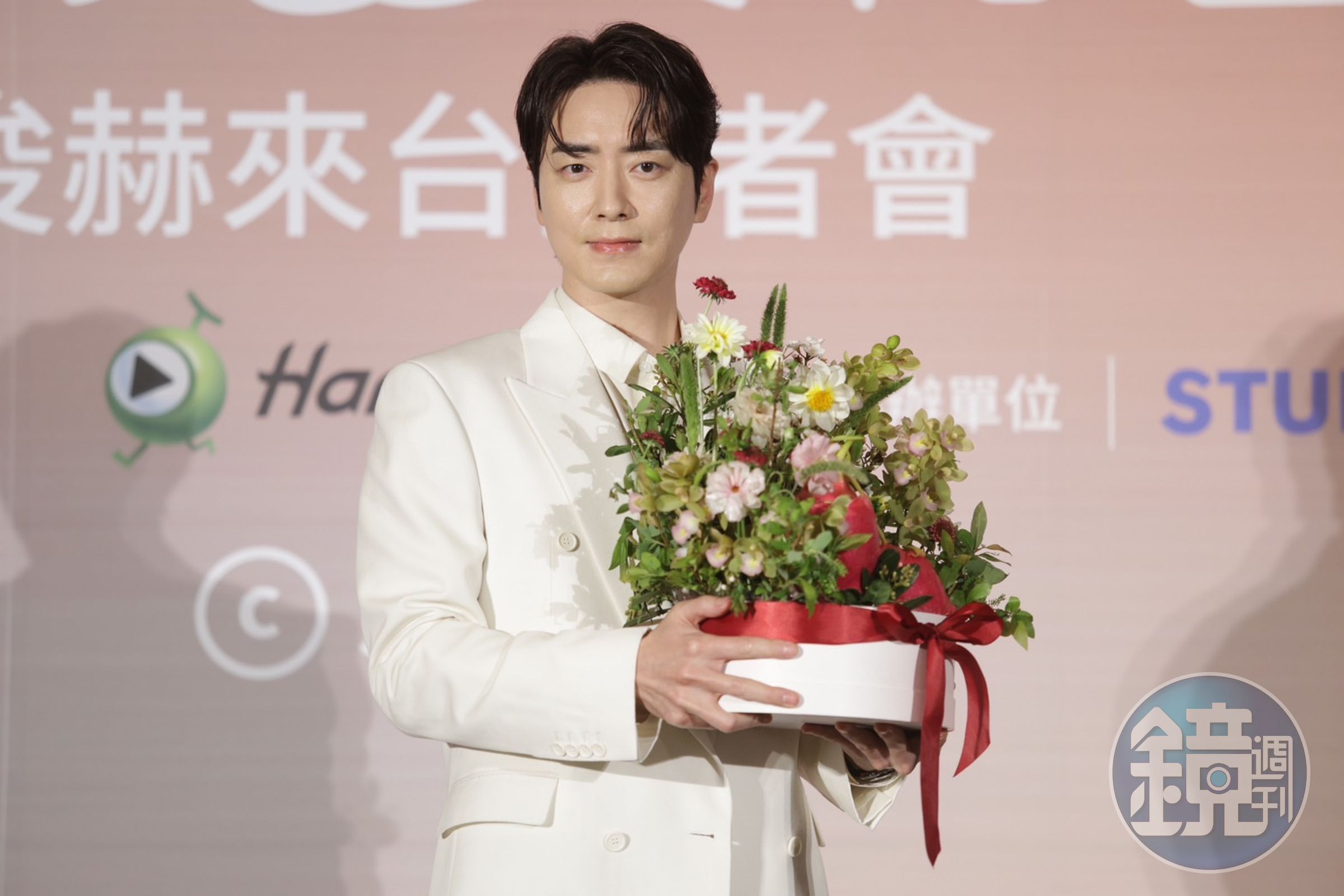 李浚赫收下火龍果花禮,象徵演藝事業紅紅火火。