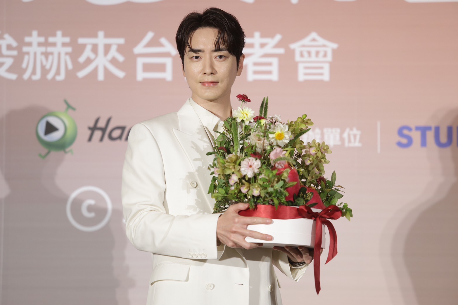  李浚赫收下火龍果花禮，象徵演藝事業紅紅火火。