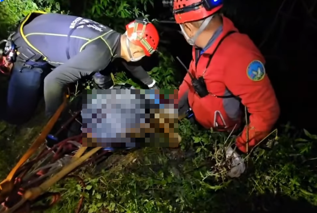 搜救人員尋獲林姓製茶師遺體，因地勢險峻，透過繩索和擔架，花了2小時搬運。（翻攝自「南投縣山區救災防護協會神鷹山區搜救隊 清境中隊」）