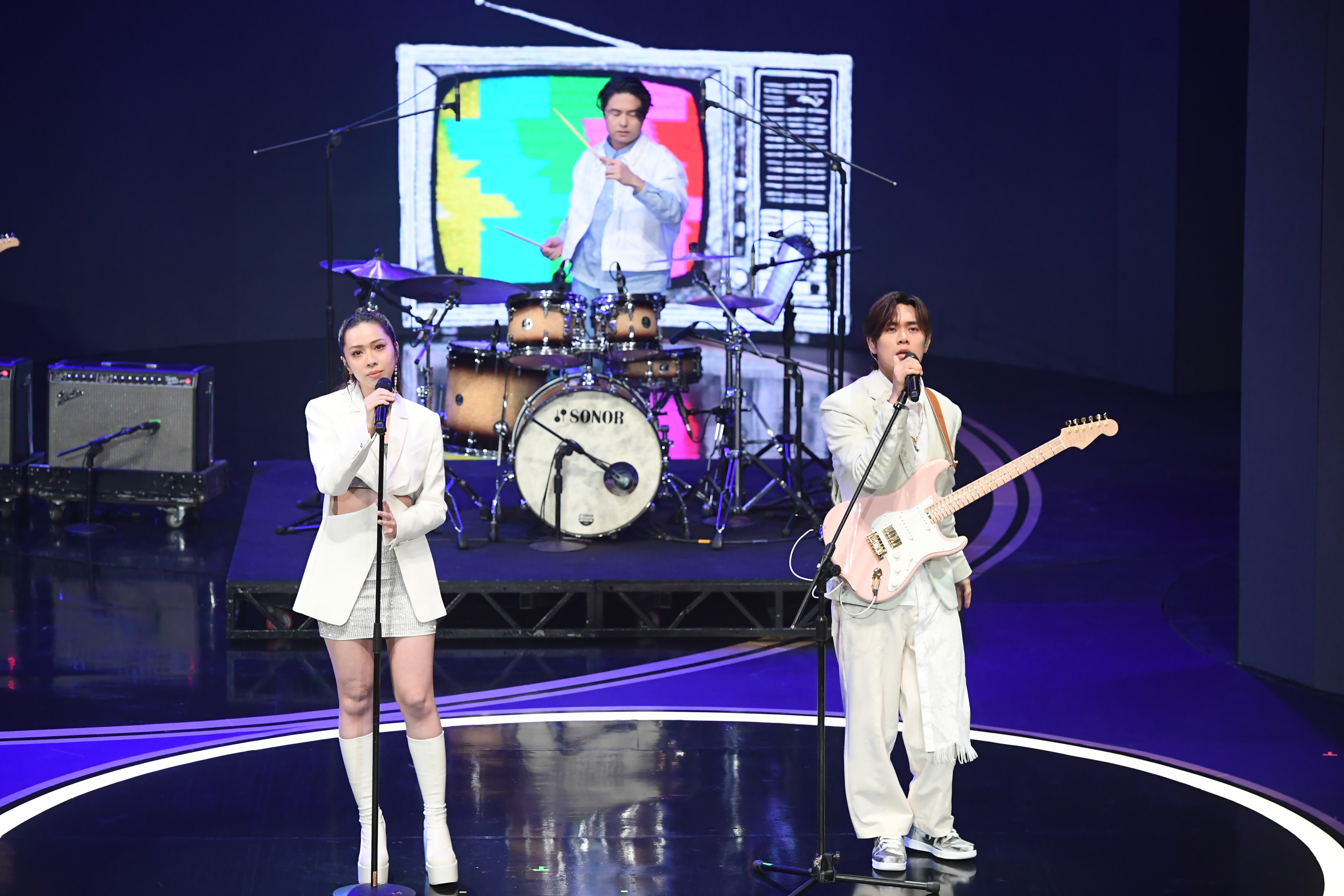 告五人今年為金鐘獎擔任典禮表演嘉賓，獻唱三首歌曲。（三立提供）