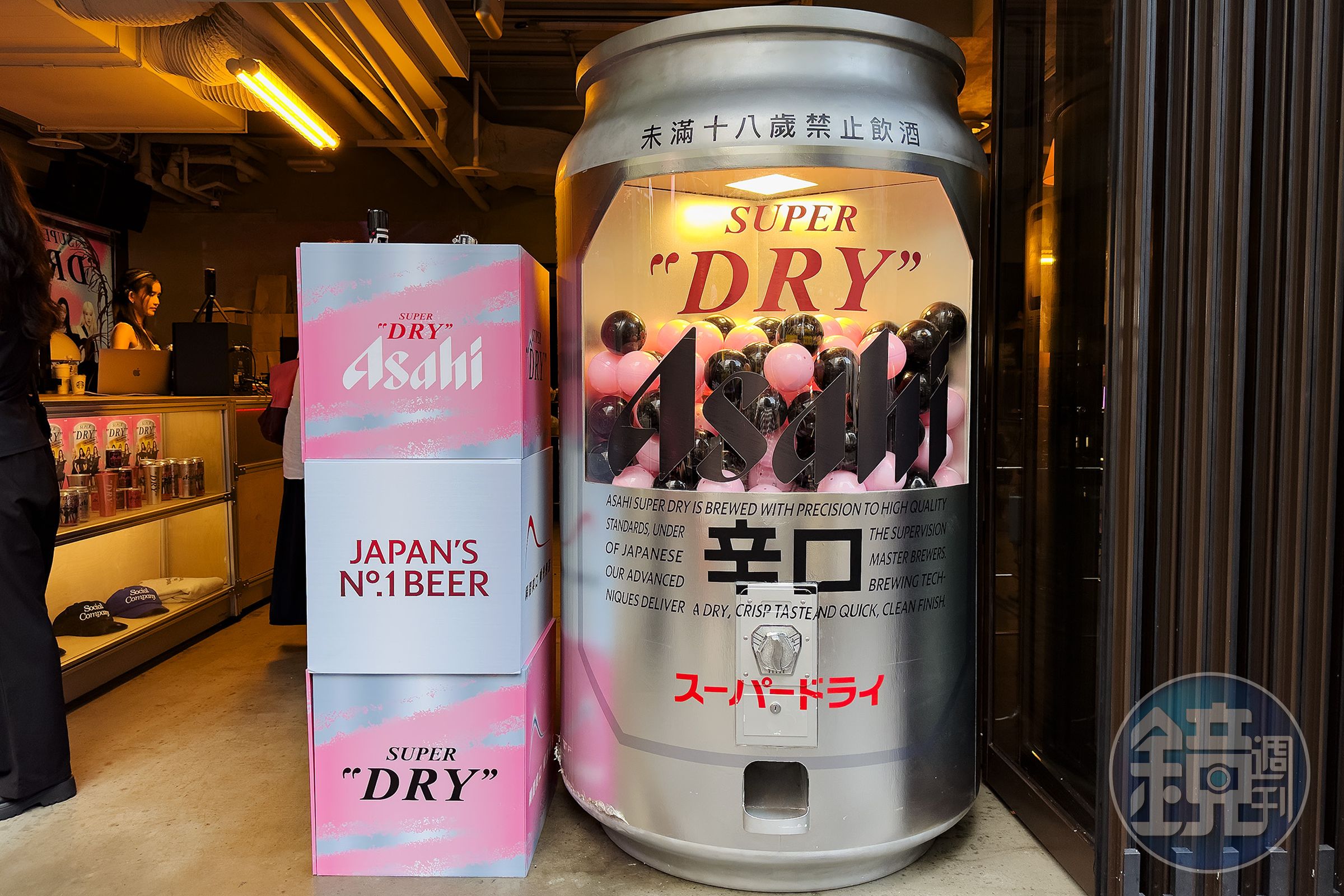 每週五、六限定的巨型扭蛋機，點兩杯生啤或指定調酒，即可獲得扭蛋機會。