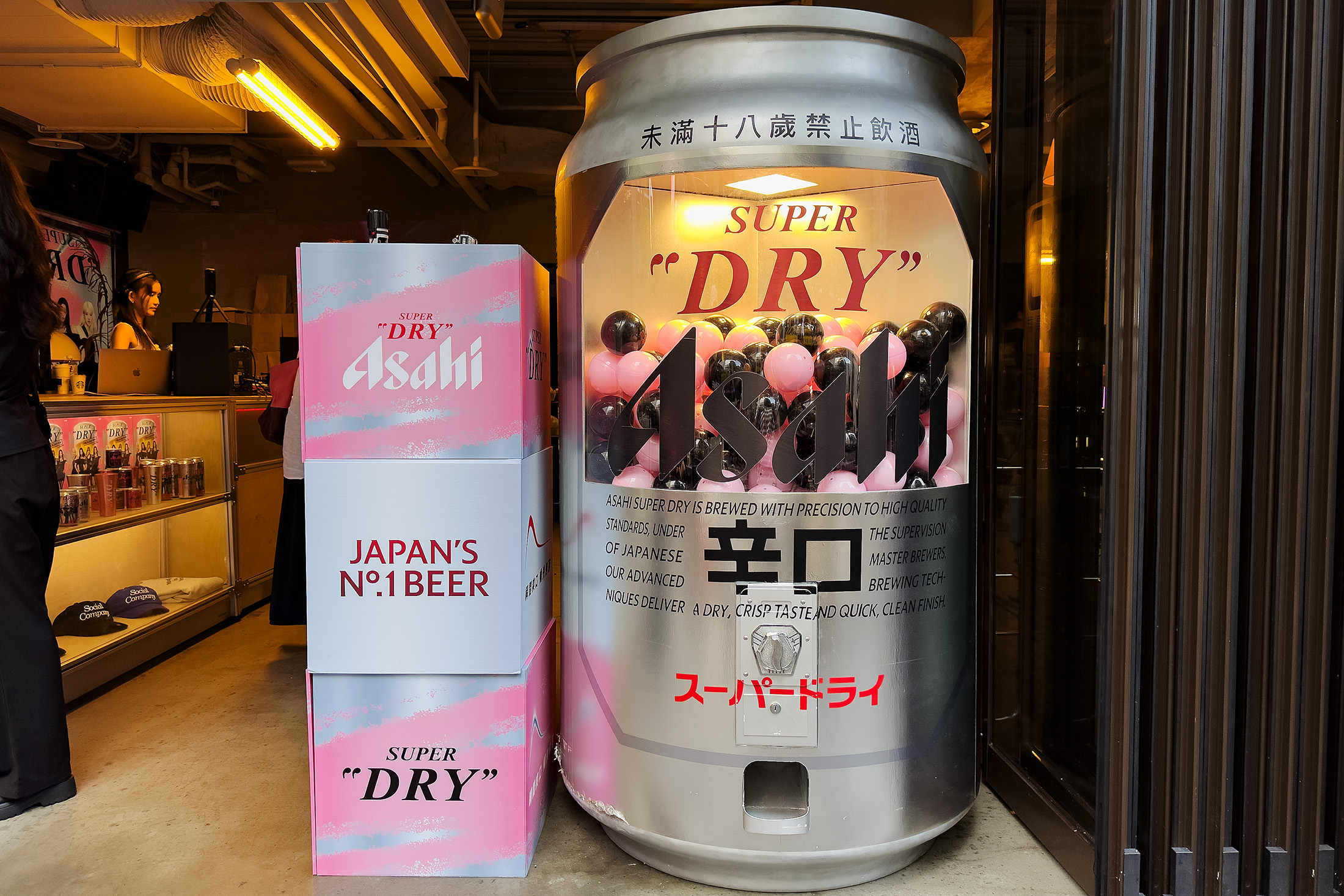 每週五、六限定的巨型扭蛋機,點兩杯生啤或指定調酒,即可獲得扭蛋機會。
