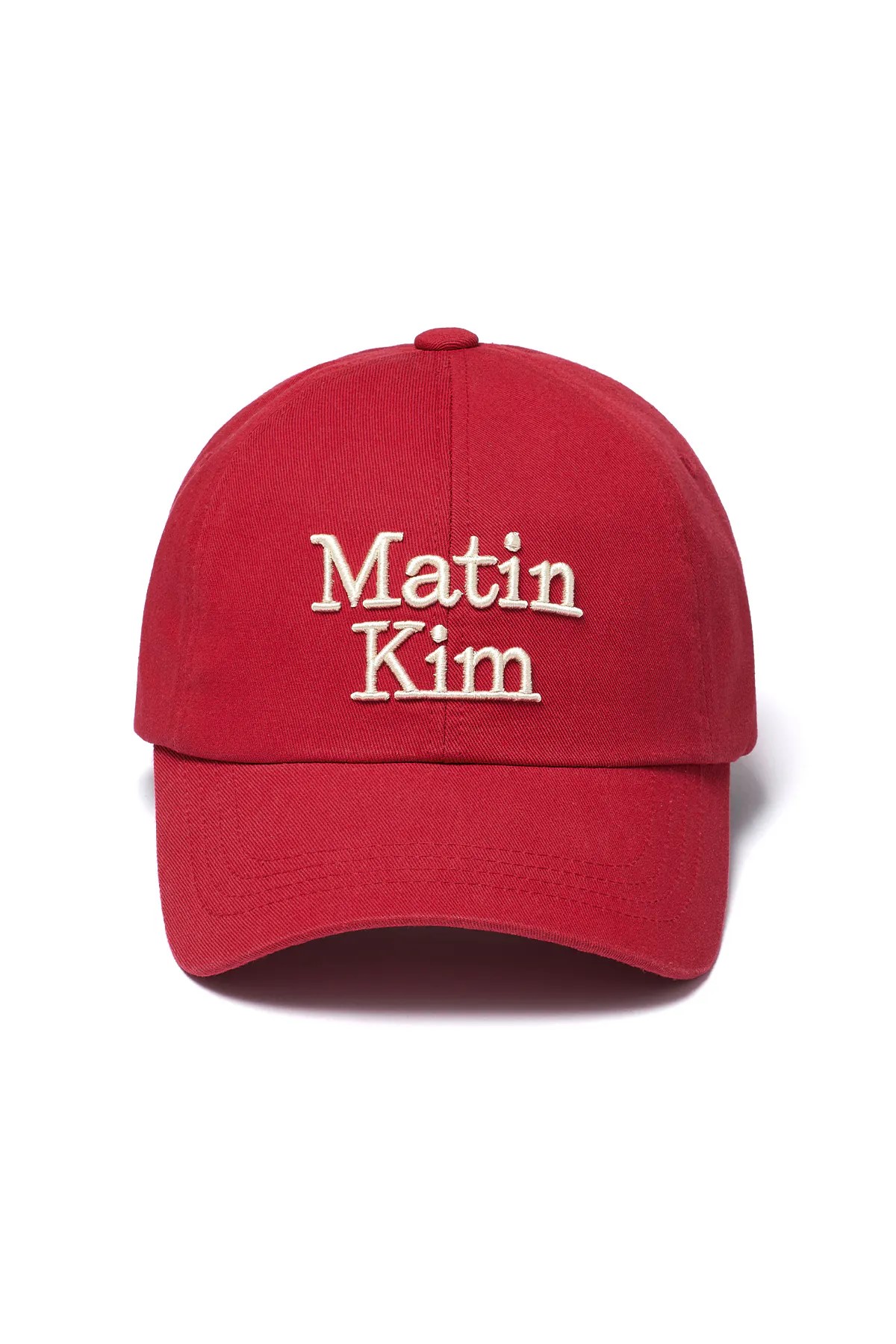 MATIN KIM立體LOGO刺繡棒球帽（紅色）。NT$1,690（MATIN KIM提供）