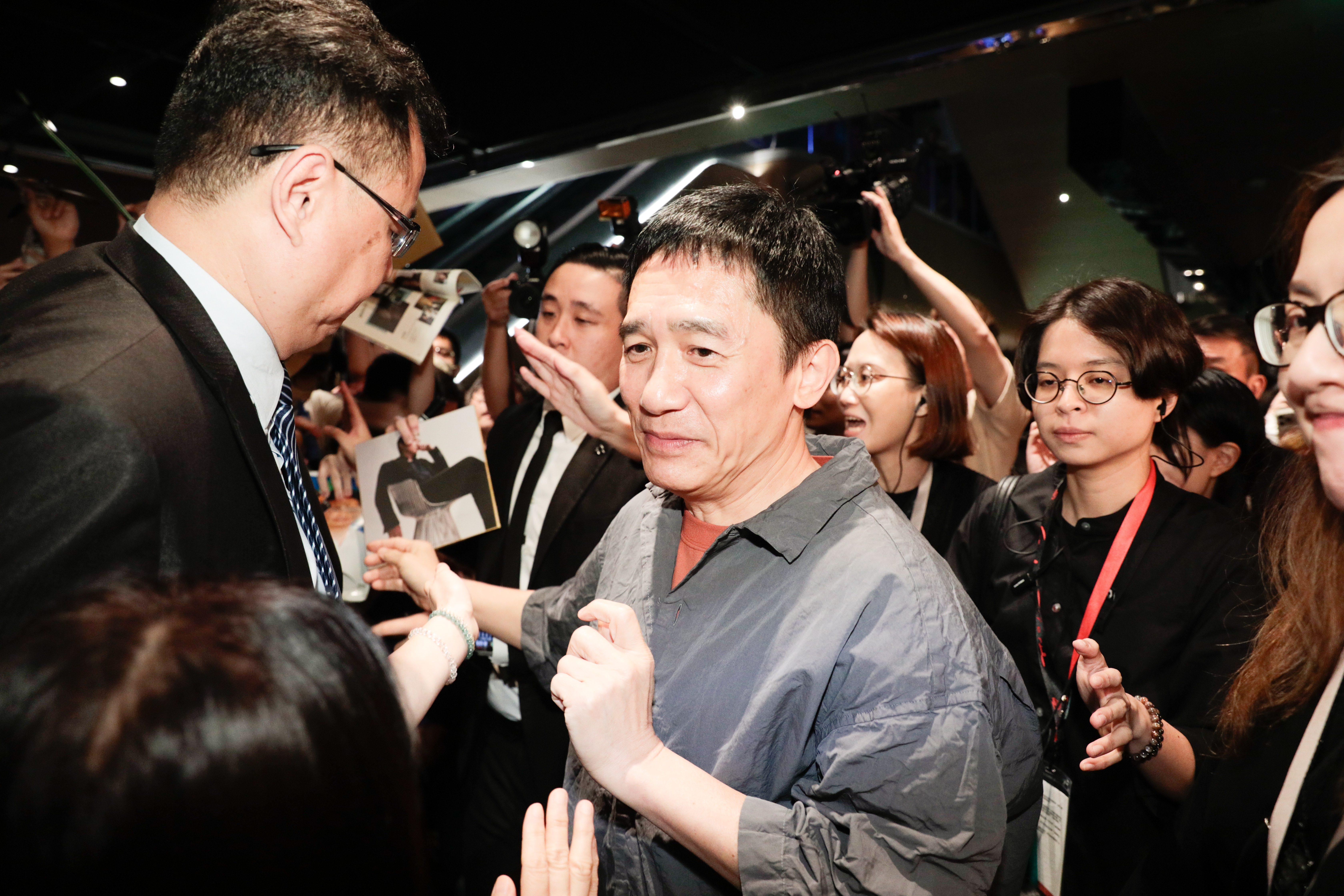 梁朝偉結束大師課後接受媒體拍照，微笑掩不住好心情。