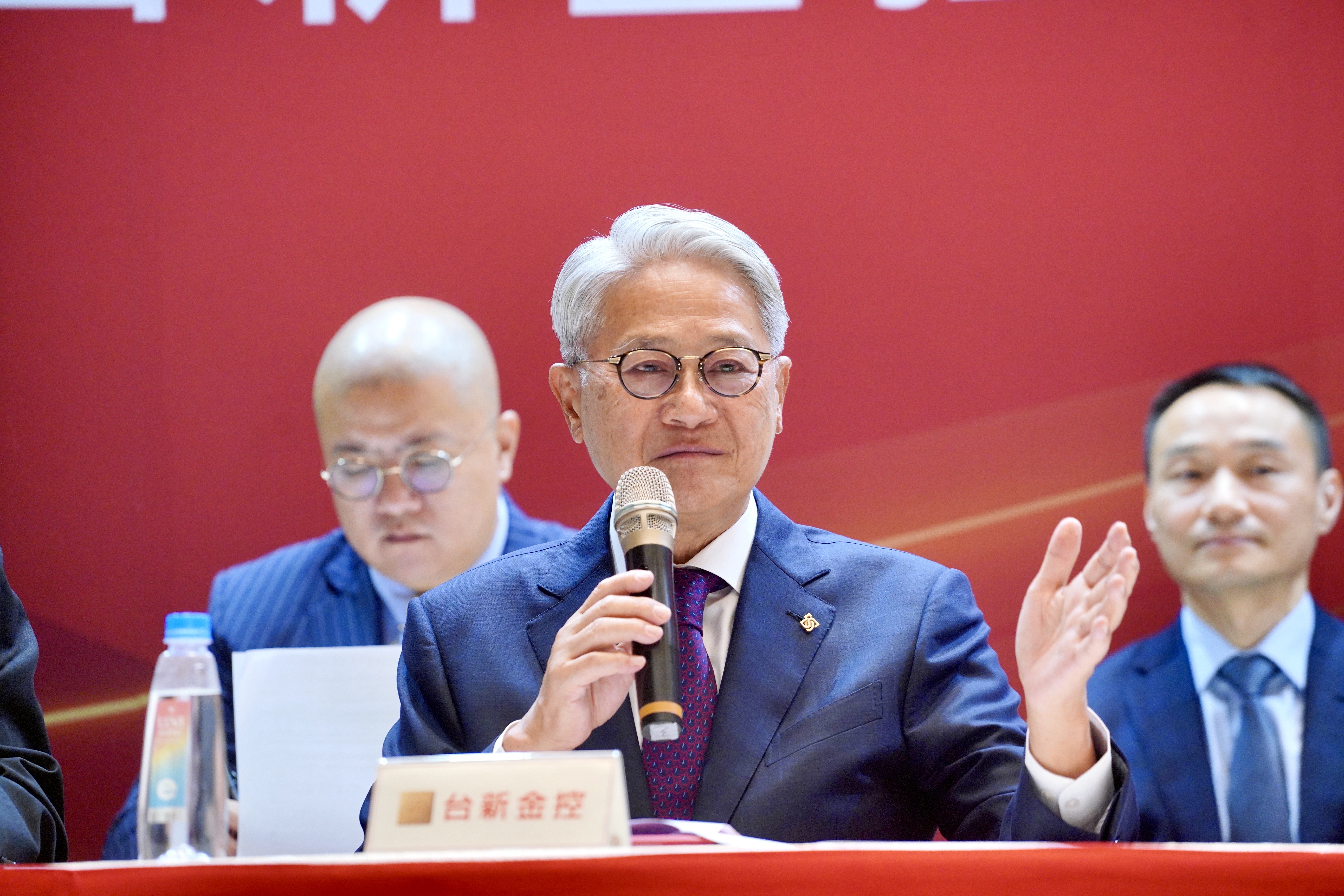 台新金、新光金今天通過合併案。