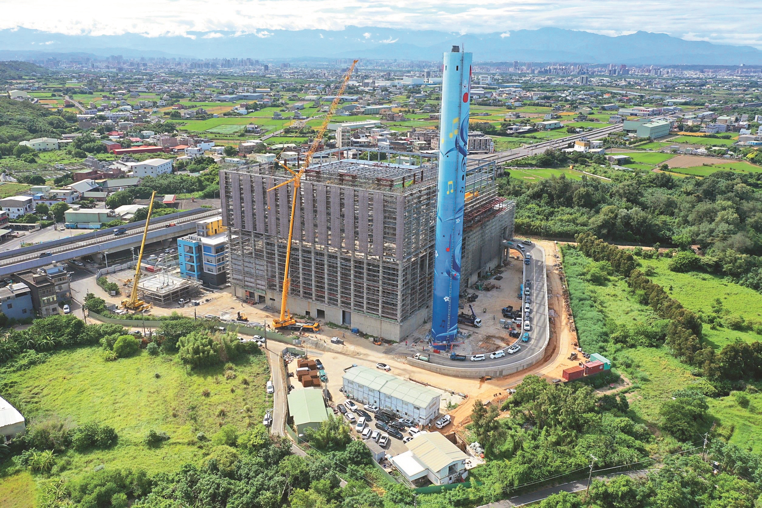 重大建設「竹縣五箭」之一，高效能垃圾熱處理設施，興建進度達93.3％，預計113年底前試燒、114年試營運。（新竹縣政府提供）