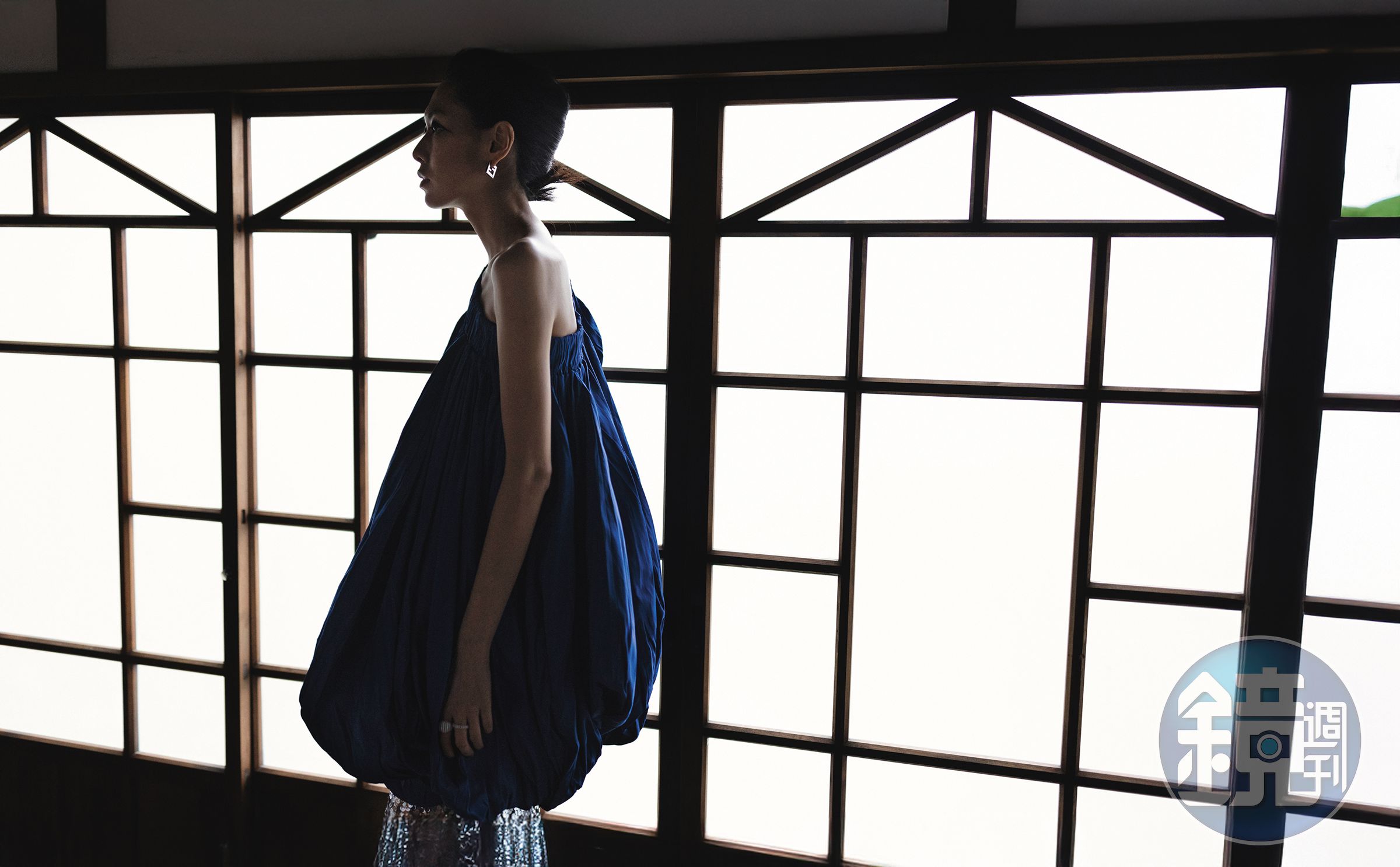 藍色氣球洋裝 價格店洽 by LOUIS VUITTON／銀色亮片鉛筆裙 價格店洽 by Maje／Forever FENDI 耳環 NT$11,900 by Fendi／（左）密鑲Dôme戒指 NT$6,000 by APM Monaco／（右）密鑲戒指 NT$4,400 by APM Monaco