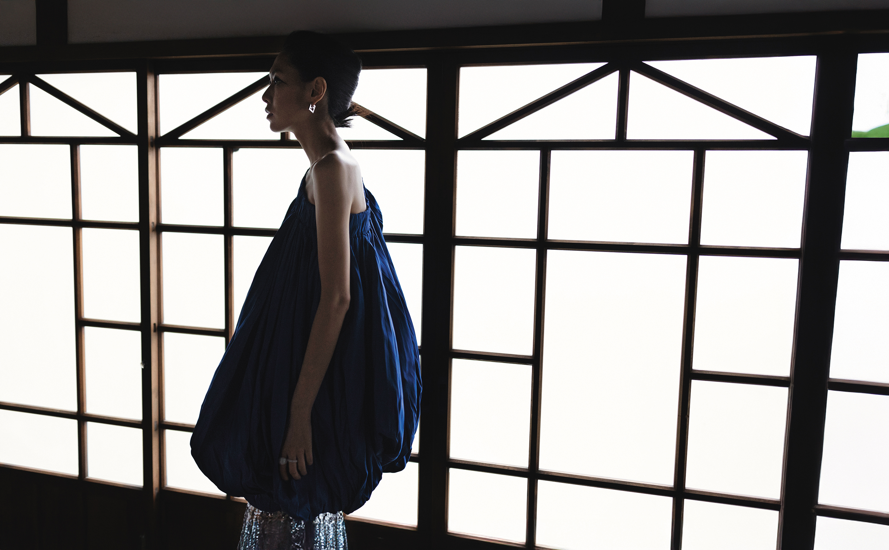 藍色氣球洋裝 價格店洽 by LOUIS VUITTON／銀色亮片鉛筆裙 價格店洽 by Maje／Forever FENDI 耳環 NT$11,900 by Fendi／（左）密鑲Dôme戒指 NT$6,000 by APM Monaco／（右）密鑲戒指 NT$4,400 by APM Monaco