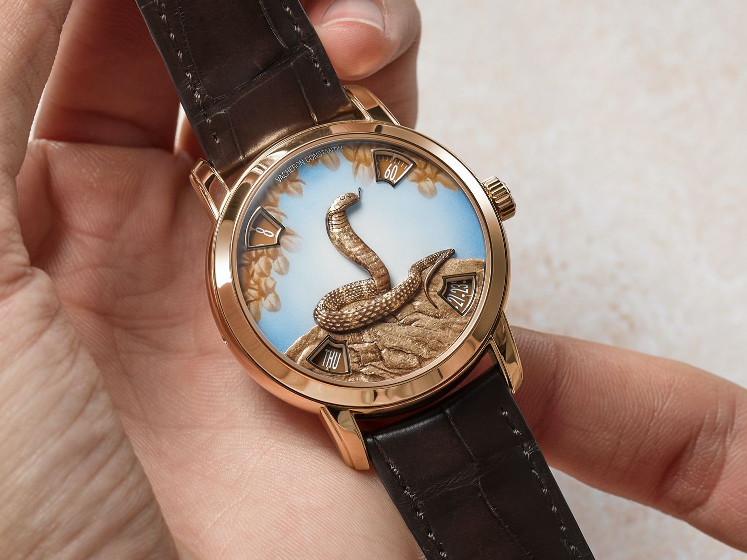 江詩丹頓「藝術大師」生肖系列錶款，去年已走完一個循環，於蛇年重新開始。而全新一代的作品，品牌選擇以「手工金雕」與「大明火微繪琺瑯」兩種工藝，來表現生肖的主題。