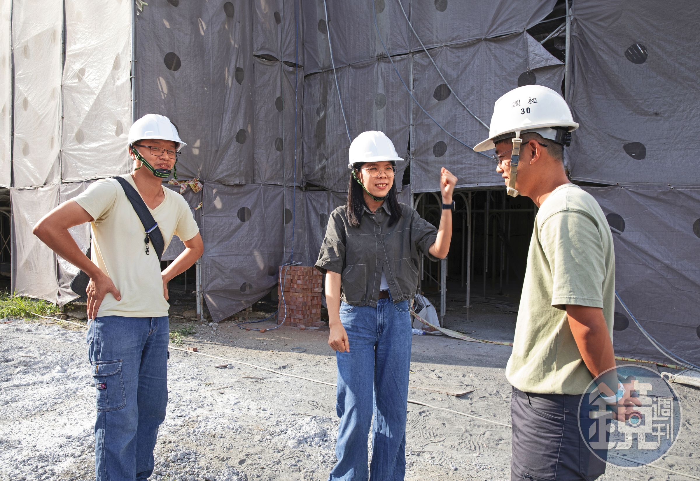 劉育育（中）與苑裡市場重建案工地主任聊天，關心歷史建築修復進度。