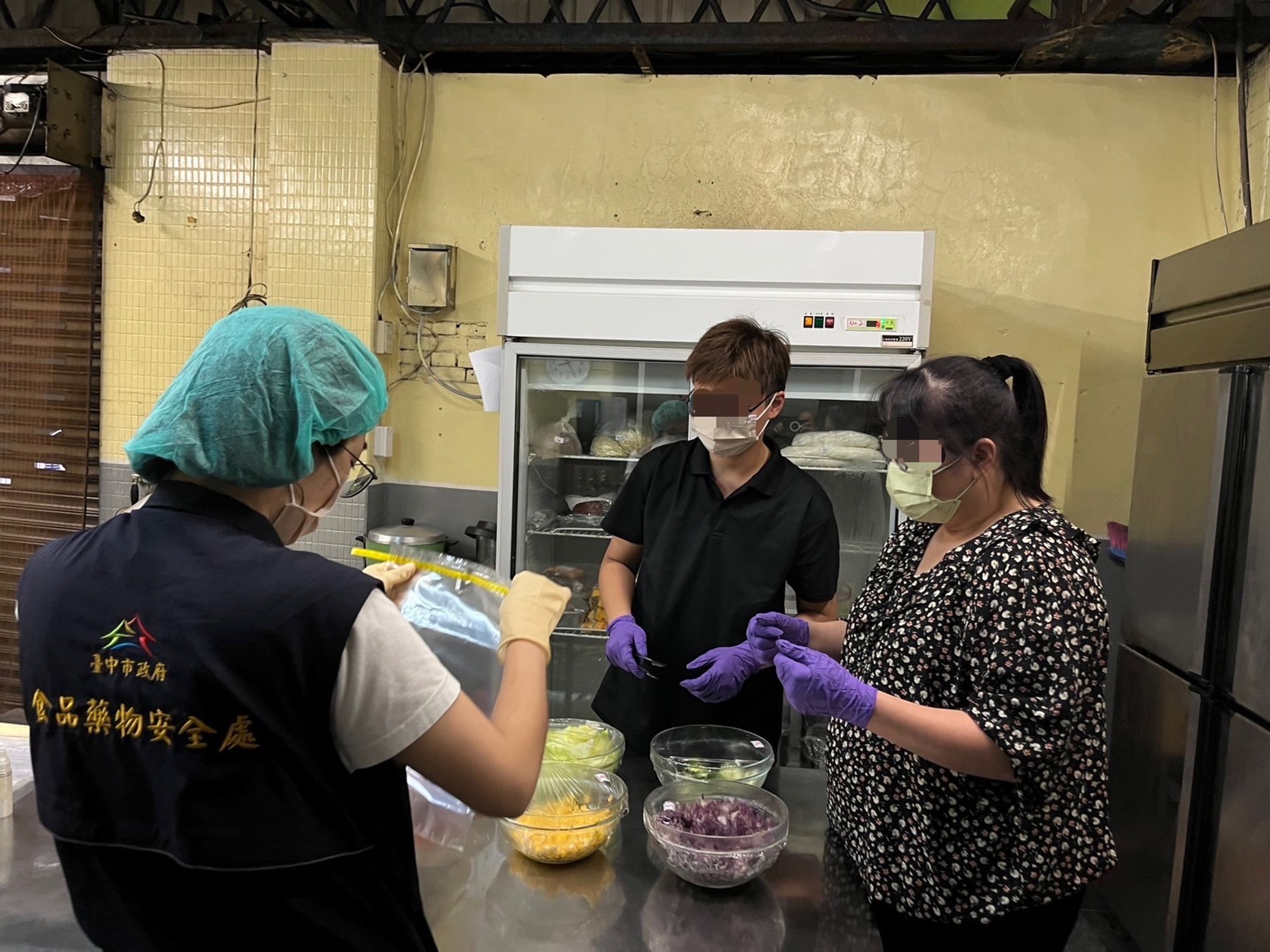 台中市食安處前往選手入住的飯店對廚房進行稽查。(台中食安處提供)