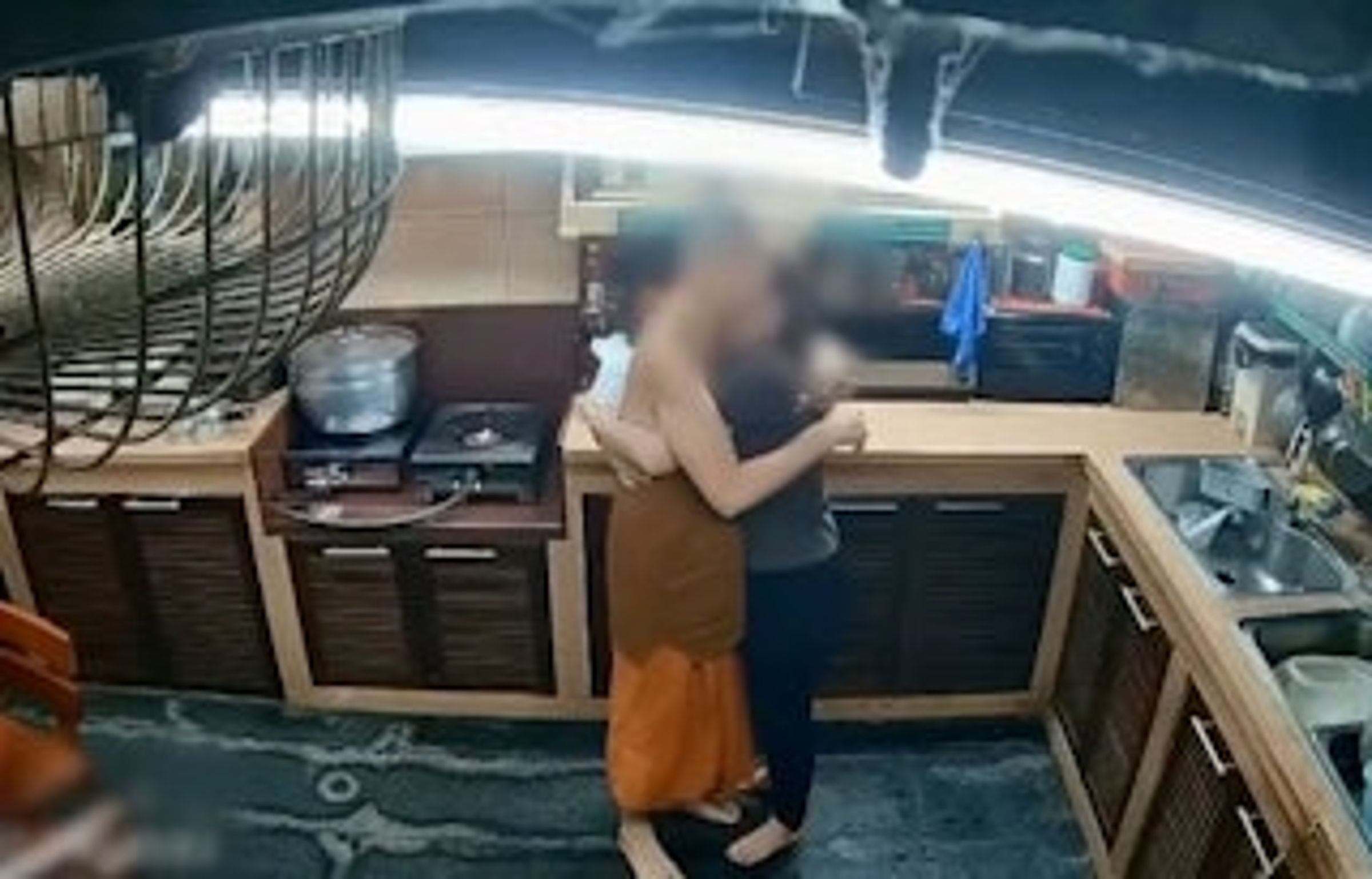 當專案小組當面出示寺內禪房監視器所側錄到的男女肉體交疊、親密糾纏畫面時，阿贊初終於無法抵賴。（翻攝畫面）