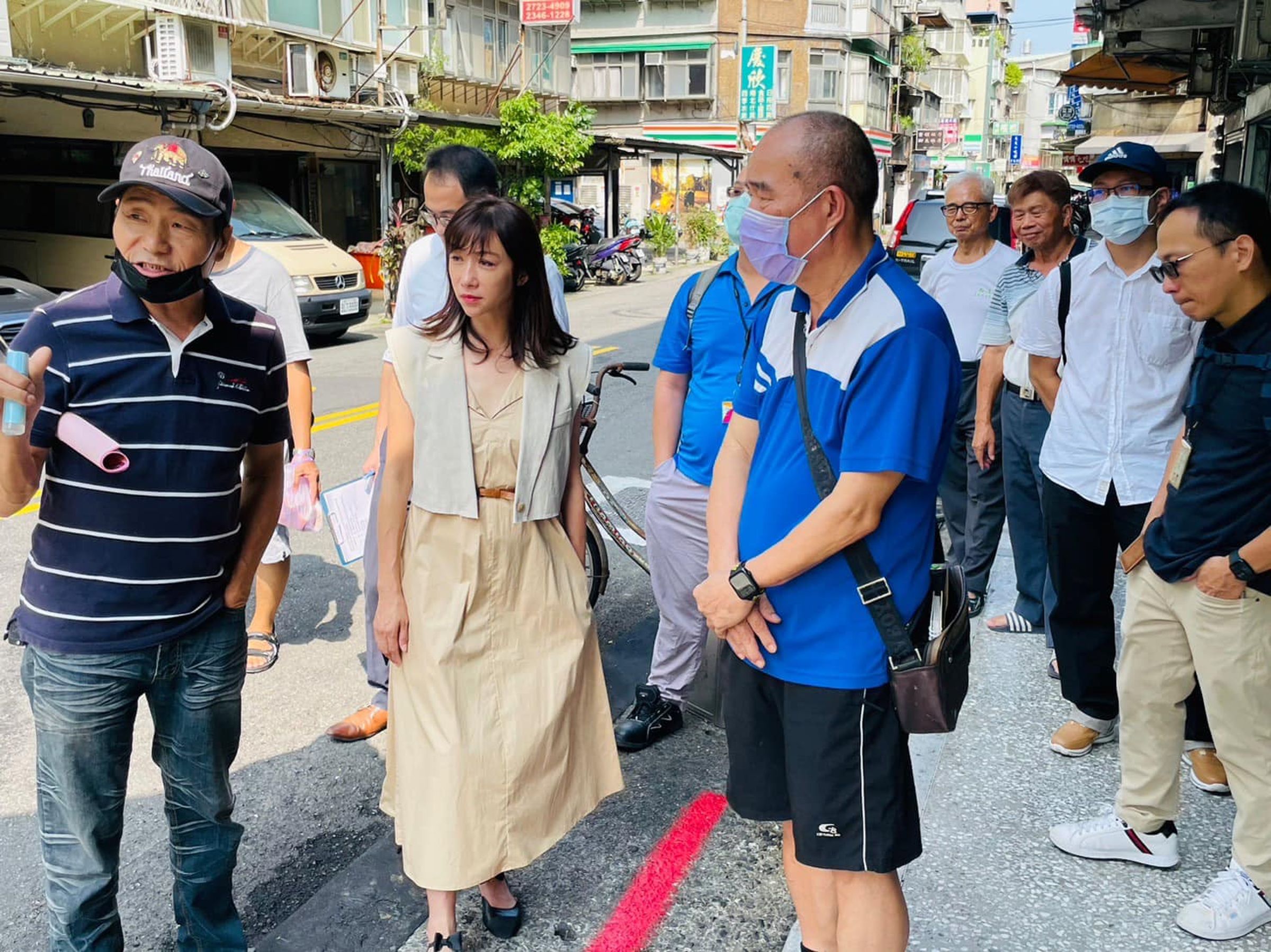 許淑華關心行的安全，和里長規劃吳興國小校舍的修建並增設停車場，解決周邊停車問題，讓路幅回歸車輛與行人空間！（圖/許淑華臉書）