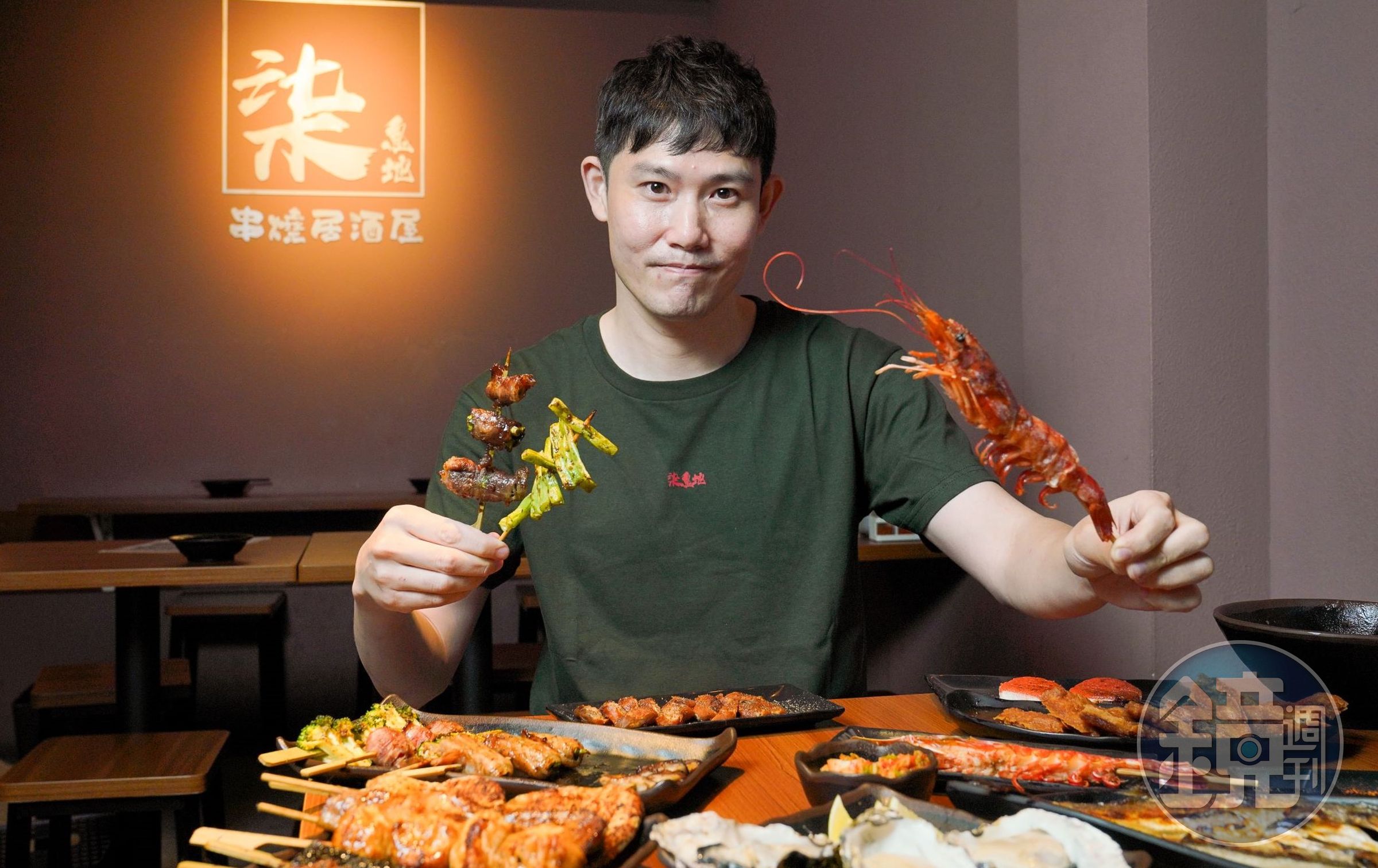 柒息地居酒屋以串燒起家，後加入生食級海鮮食材，生意更上一層樓，目前開出了10家連鎖店，創辦人兼行銷長的陳信儒說海鮮不敗的菜色之一即為天使紅蝦，經炙烤收縮，肉質Q彈鮮甜。