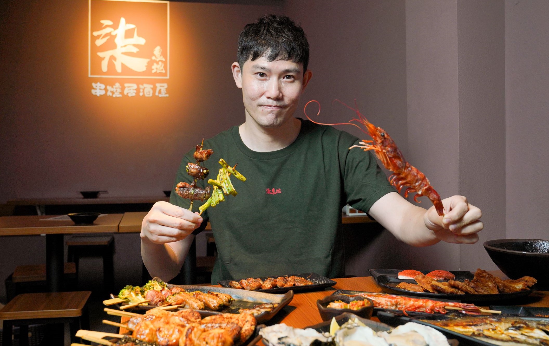 柒息地居酒屋以串燒起家，後加入生食級海鮮食材，生意更上一層樓，目前開出了10家連鎖店，創辦人兼行銷長的陳信儒說海鮮不敗的菜色之一即為天使紅蝦，經炙烤收縮，肉質Q彈鮮甜。