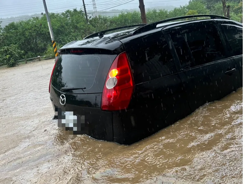 竹北大淹水，許多車因此受損。（吳旭智提供）