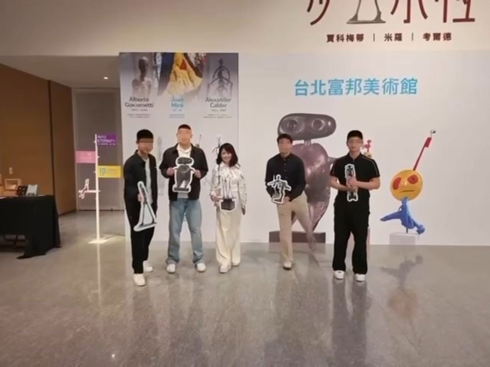 翁美慧和男孩們合照，其中一人是蔡依珊的兒子。（翻攝蔡依珊臉書）