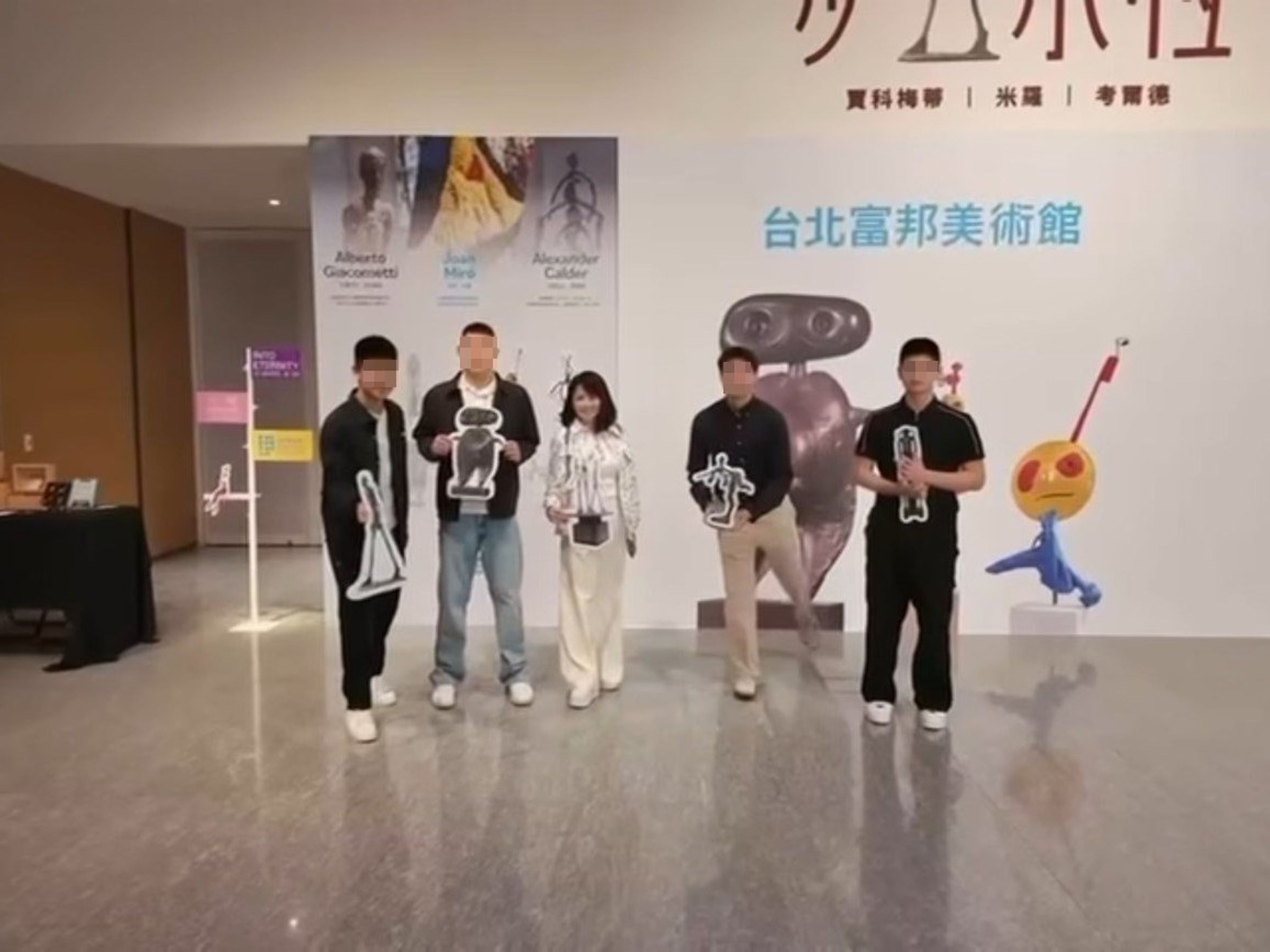 翁美慧和男孩們合照,其中一人是蔡依珊的兒子。(翻攝蔡依珊臉書)